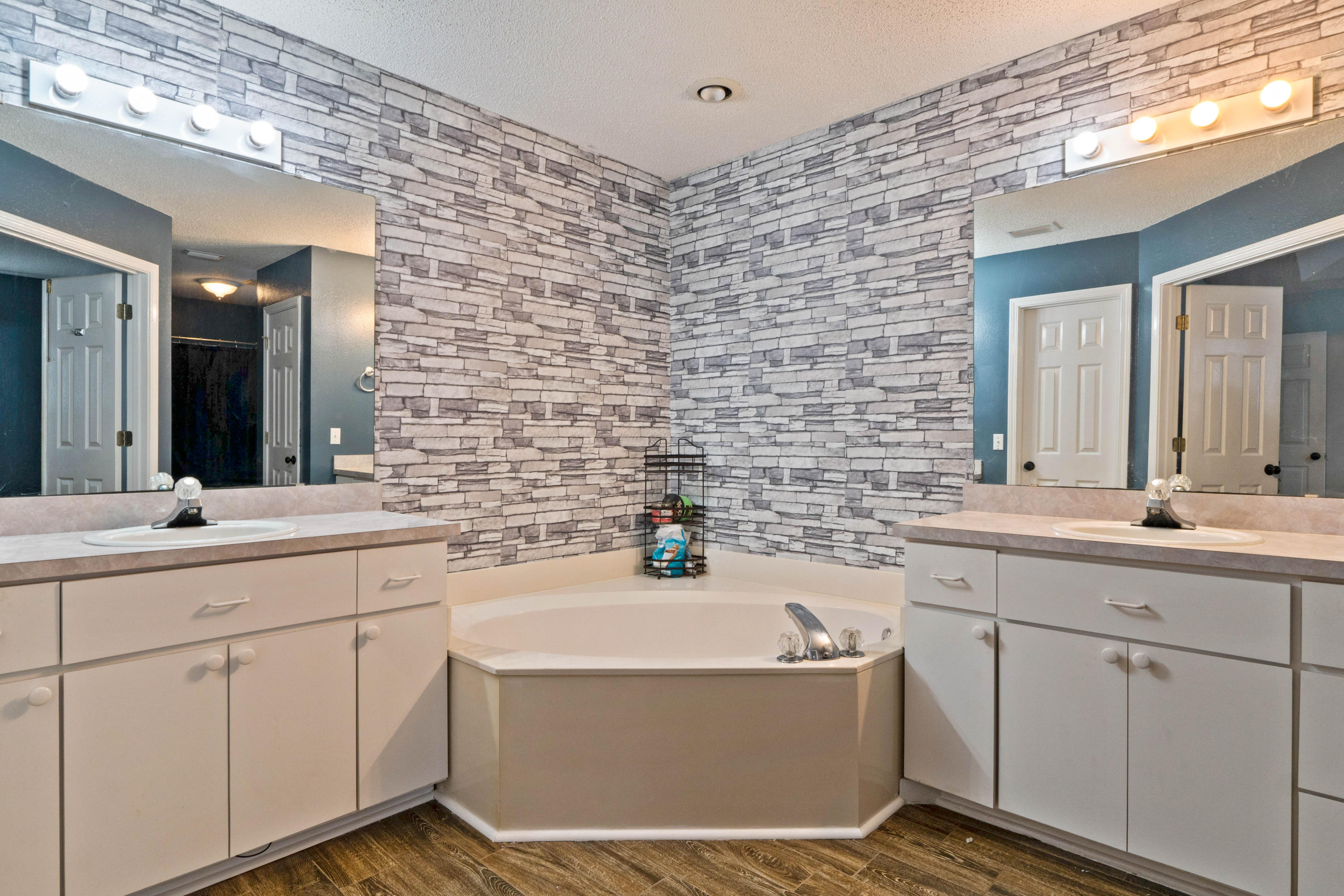 IVALEA GARDENS - Residential