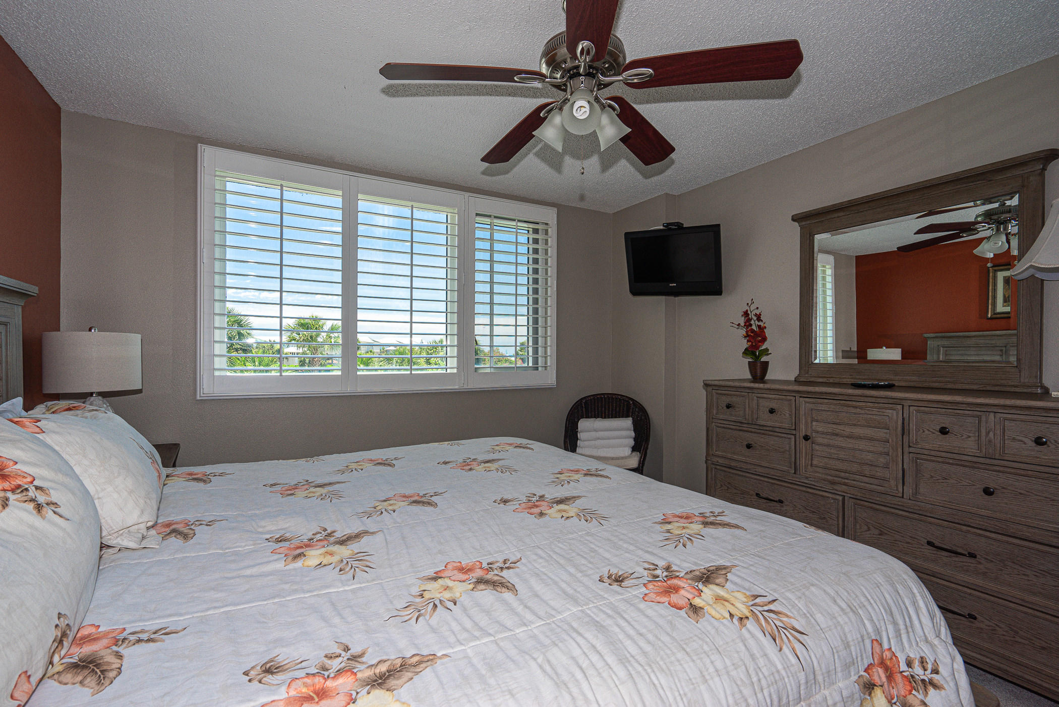 ISLANDER CONDO - Residential