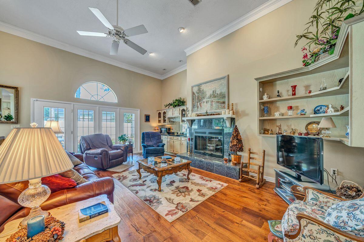 BAYTOWNE AVE EAST - Residential