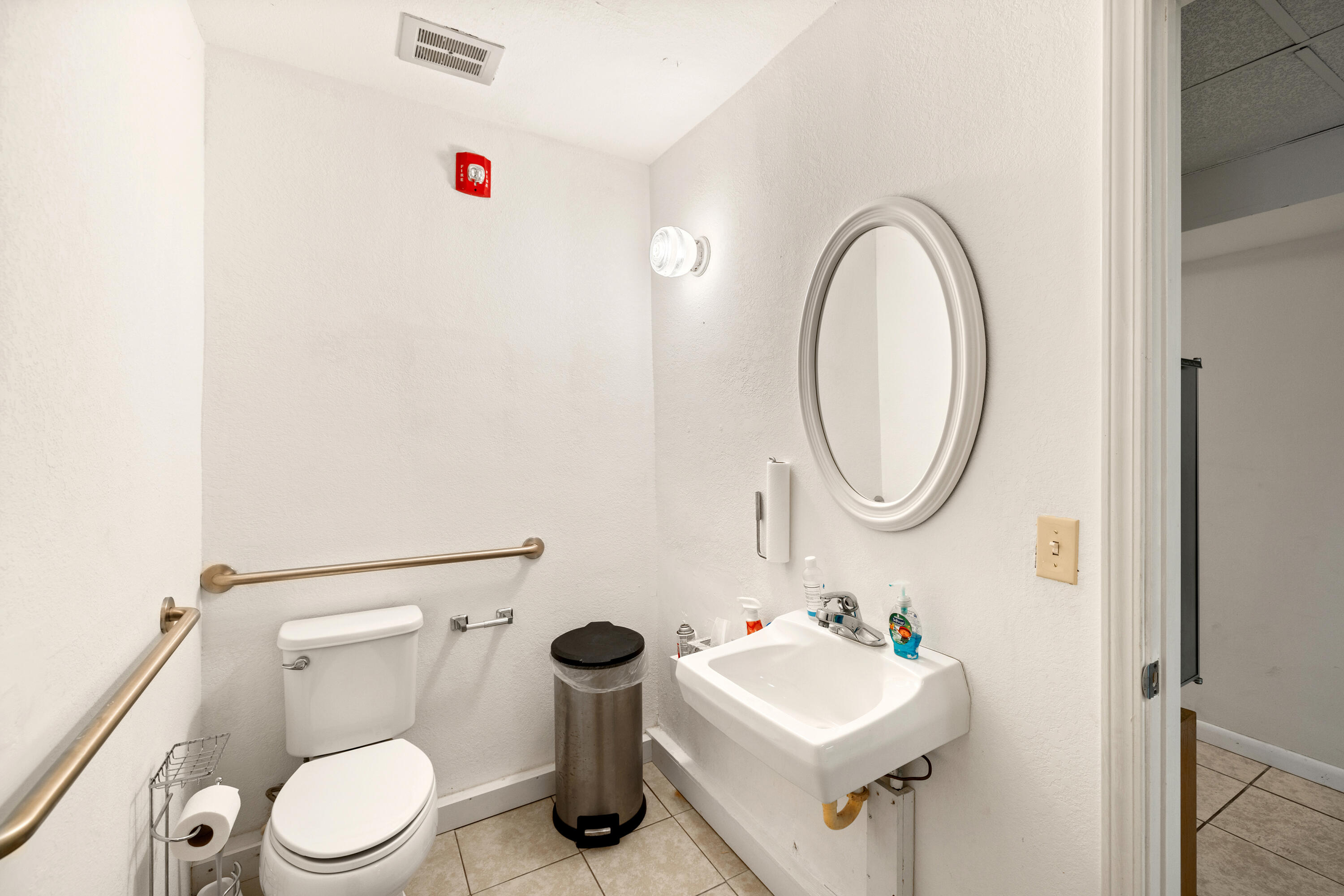 Main image without alt text