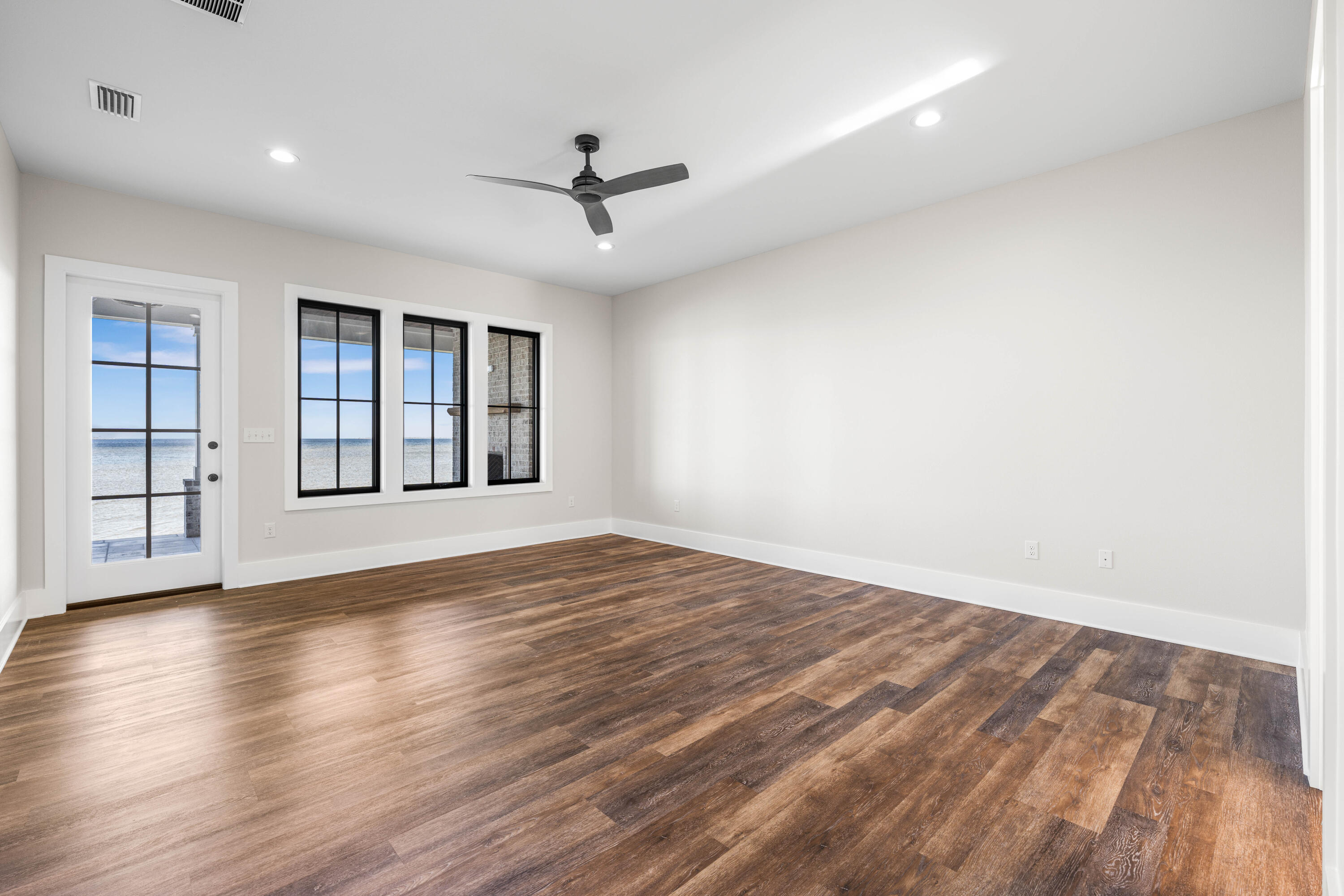 ELLIOTTS POINT - Residential
