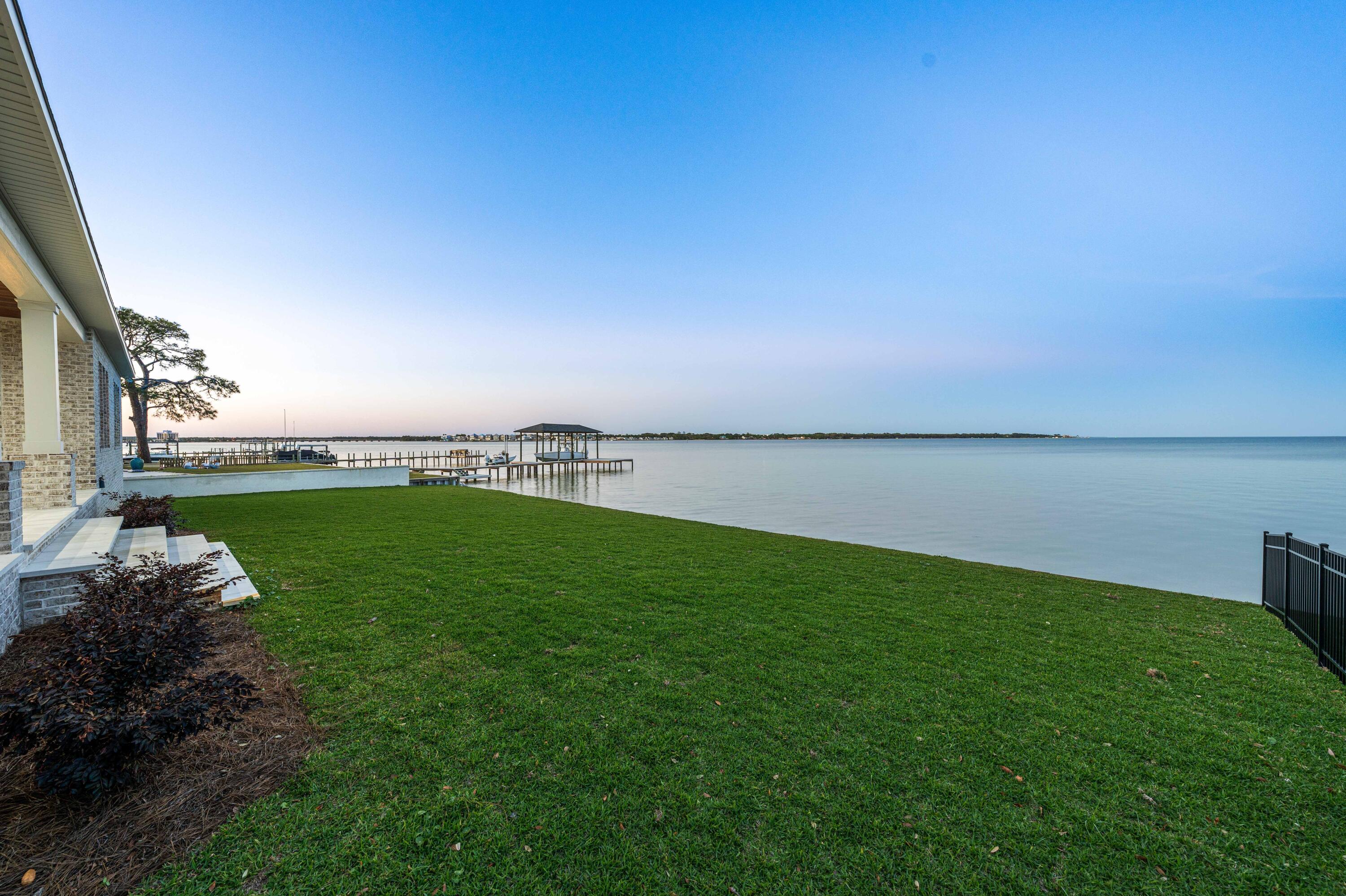 ELLIOTTS POINT - Residential