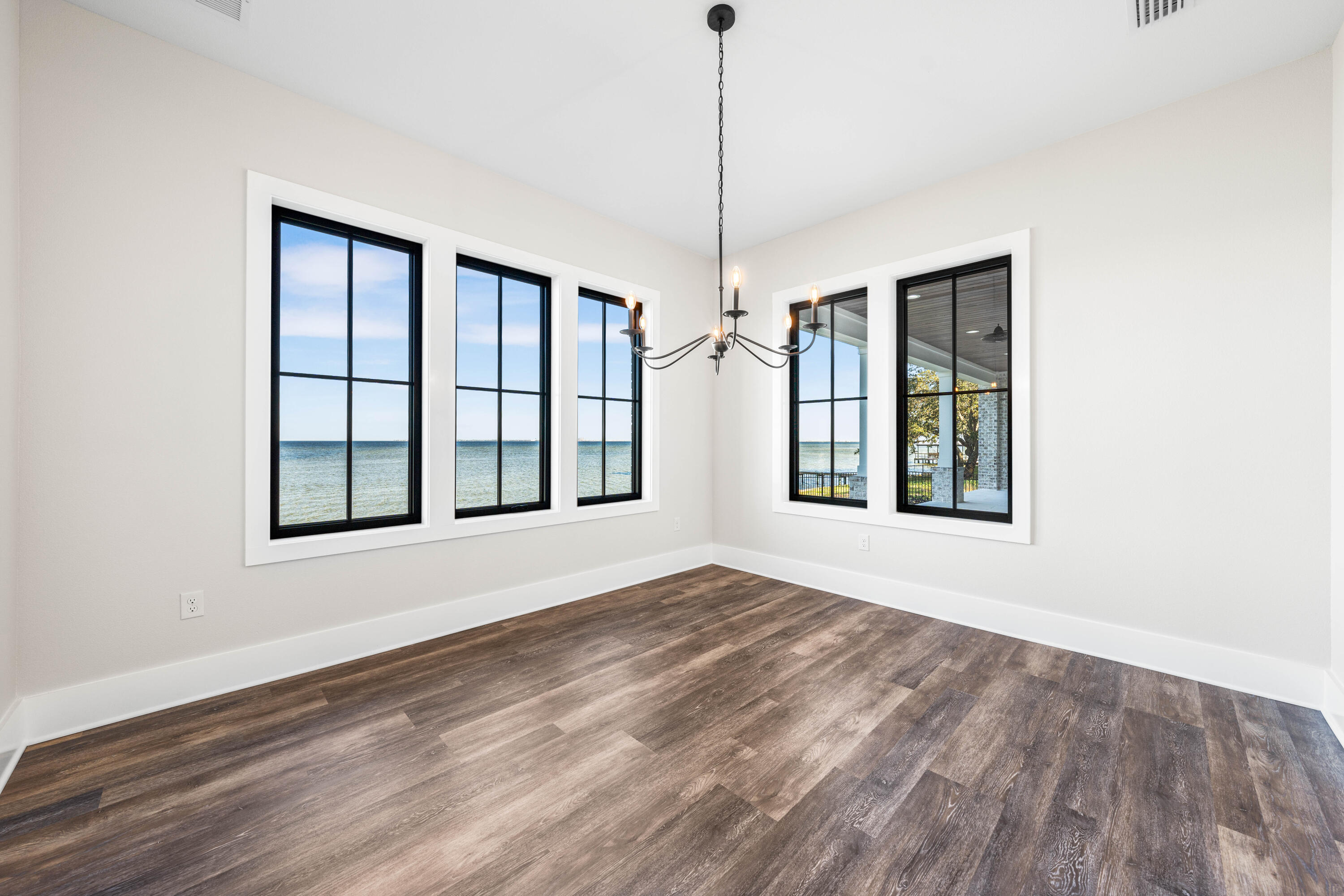 ELLIOTTS POINT - Residential