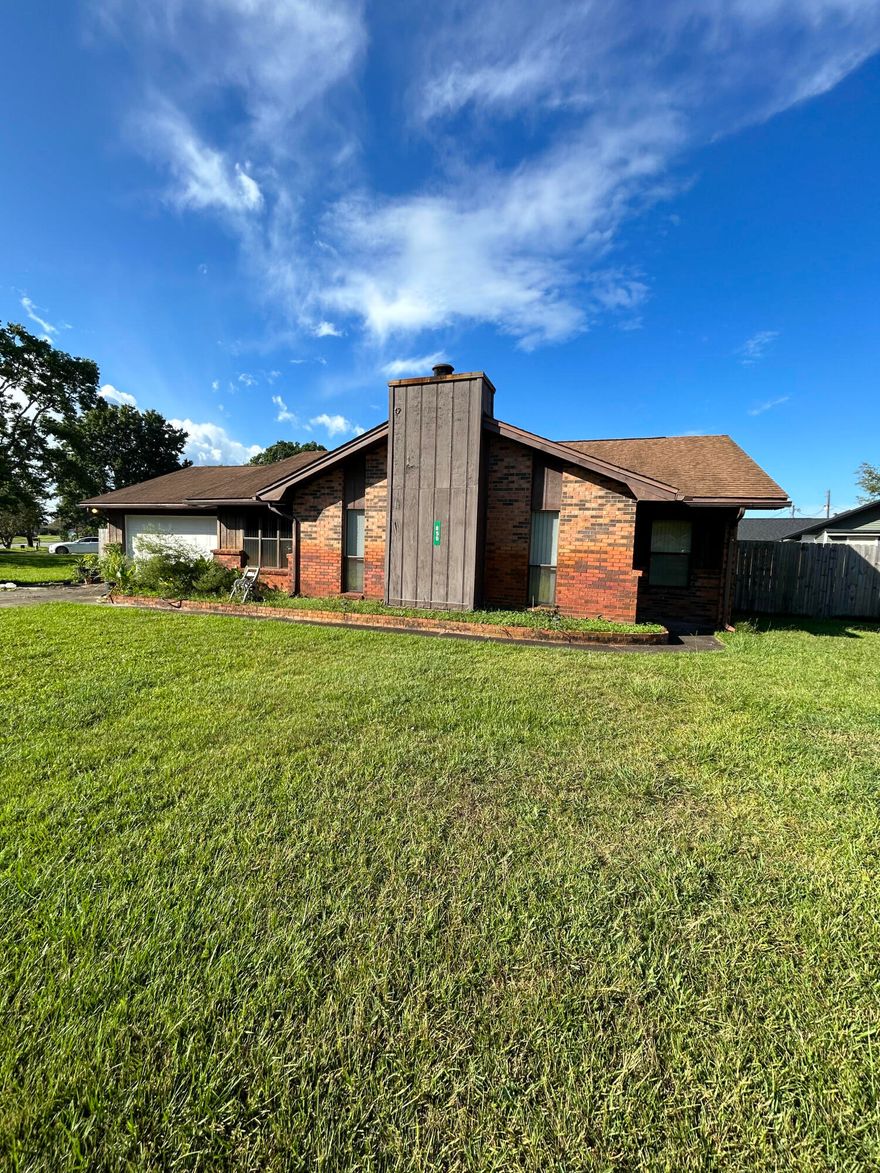 Calling all investors! Come and claim this Mary Esther home in a nice neighborhood on a corner Lot. This home has good bones and It's waiting for all of your upgraded touches!New A/C and Water Heater(2021)Roof 20 years