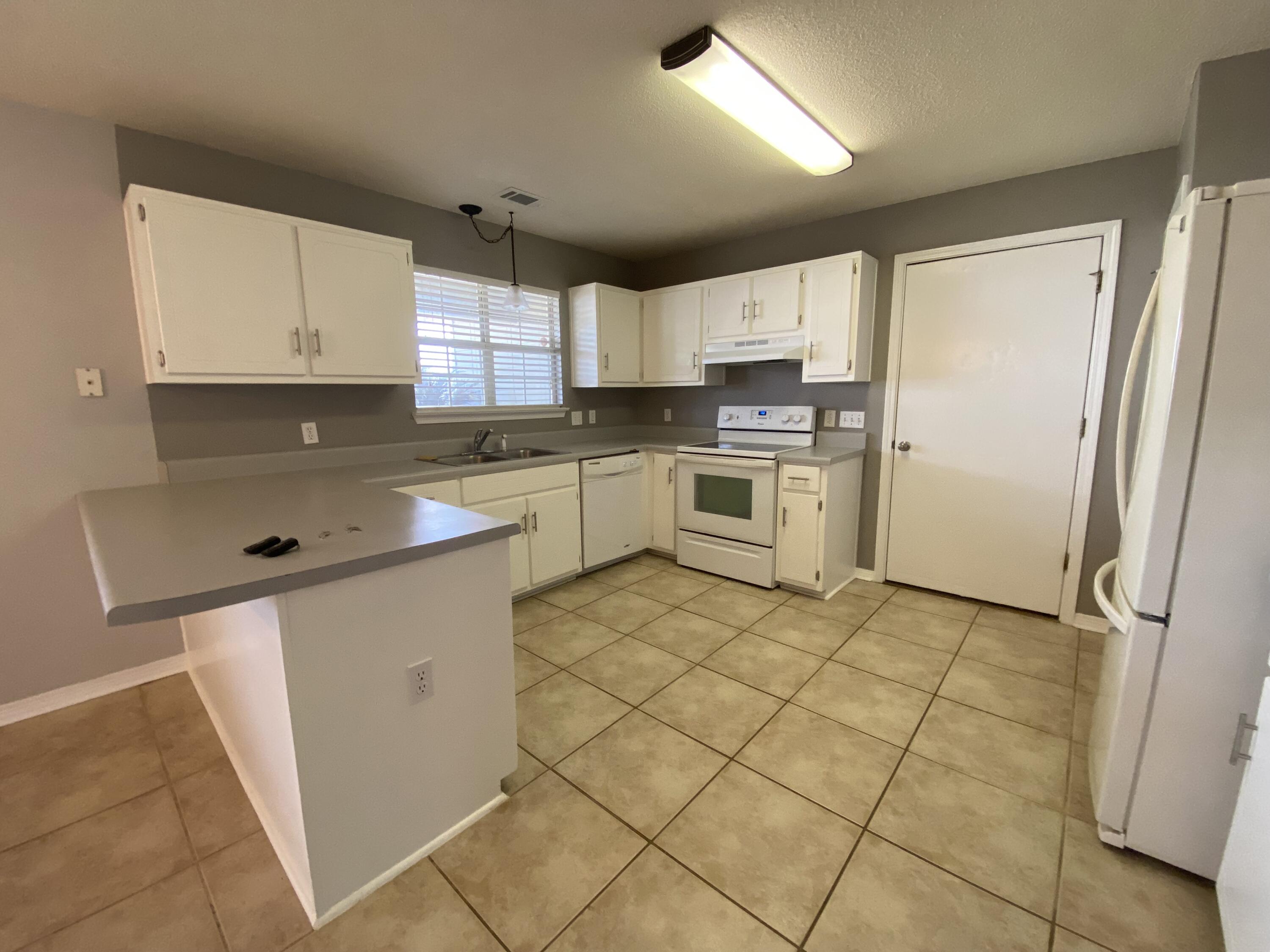 COUNTRYVIEW ESTATES 4TH ADDN - Residential Lease