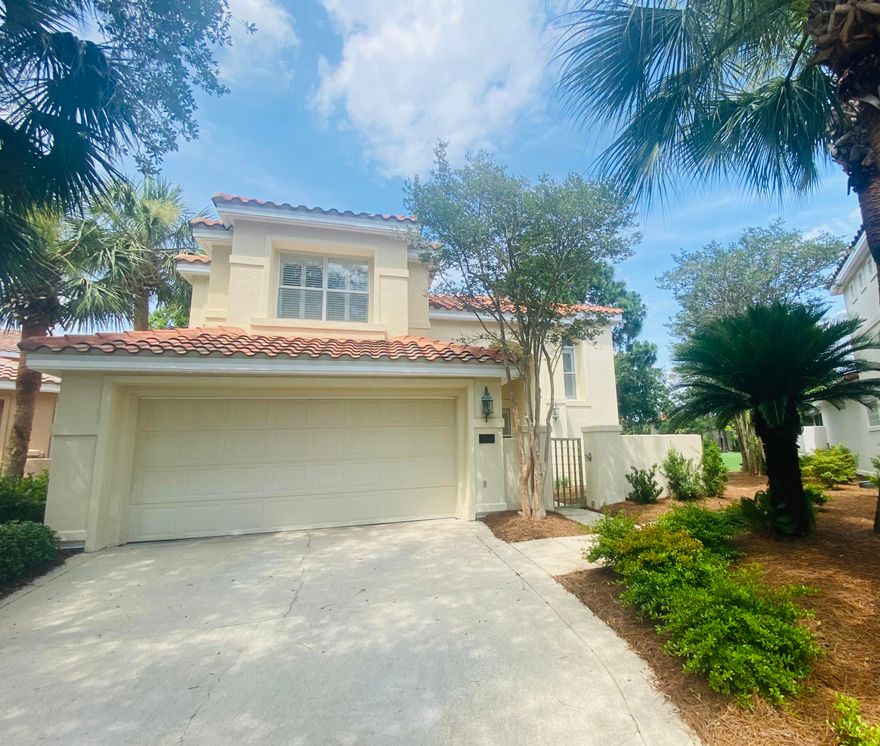 MAJESTIC LEGEND CREEK HOME! LOCATED DIRECTLY ON GOLF COURSE AND LAKE. THE PINEHURST FLOORPLAN HAS SOARING 20+ FT. CEILINGS IN THE GREAT ROOM AND STAIRWAY/LOFT AREA.  THIS HOME HAS MANY UPGRADES INCLUDING NEW KITCHEN WITH GRANITE AND STAINLESS APPLIANCES, RENOVATED MASTER BATH, TRAYED CEILINGS IN THE DEN AND MASTER BEDROOM...PASS THROUGH FIREPLACE FOR CHILLY EVENINGS.  SO MANY POSSIBILITIES TO DESIGN AND FURNISH THIS AMAZING SHOWHOME!  OUTDOOR LANAI OVERLOOKS THE GOLF COURSE AND THE LAKE!  SCREENED AND TILED FOR OUTDOOR LIVING!  BEST AND LARGEST LOT IN LEGEND CREEK VILLAS!