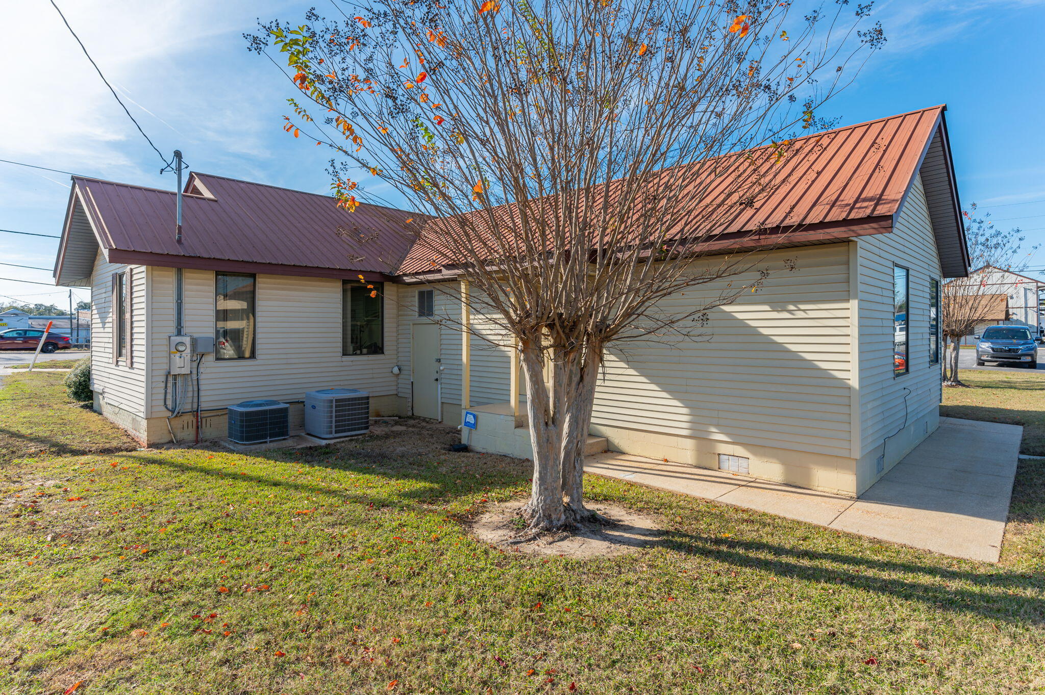 Main image without alt text