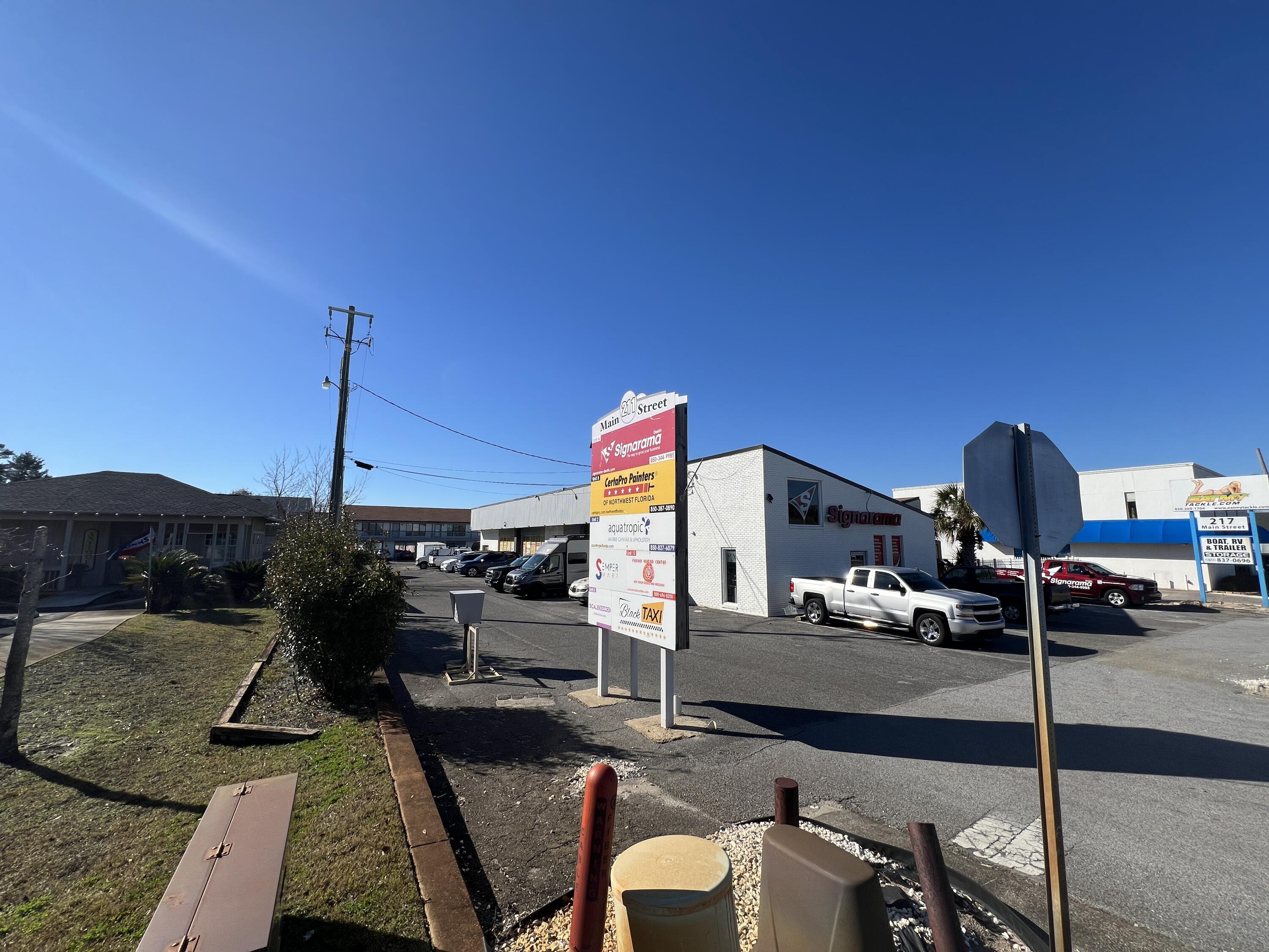 5,000 SF retail / office / warehouse space located in West Destin along Main Street.  This open floor plan gives many options for the intended use.  Retail space along with warehouse space.  Good parking on the south side of the building. The space has good signage on a marquee sign on Main street.  The adjacent tenant is Signarama.Target rate is $14/SF + $3.40/SF nnn fees + 3% sales tax = $7,467.50