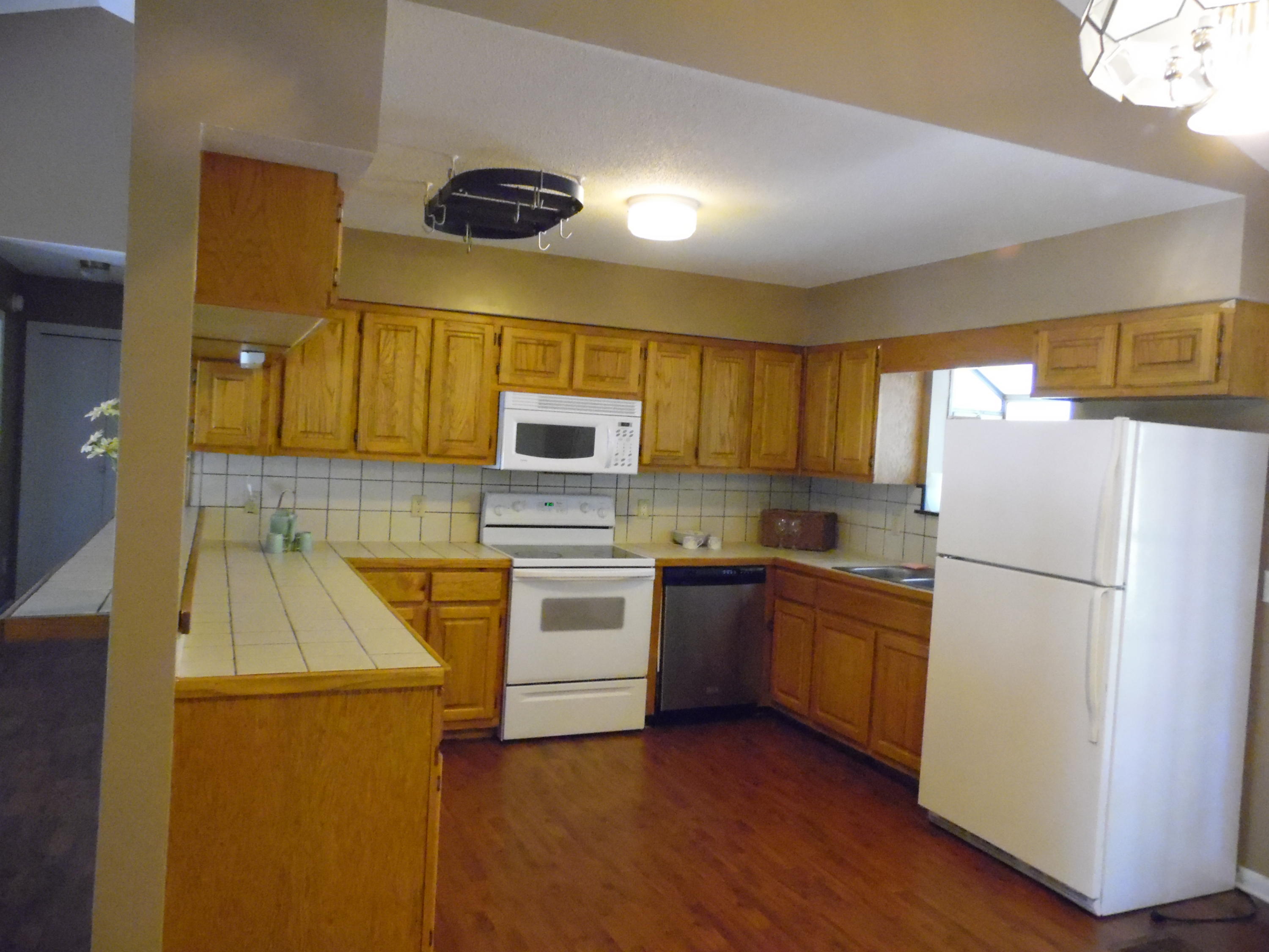 COUNTRY MANOR UNREC - Residential