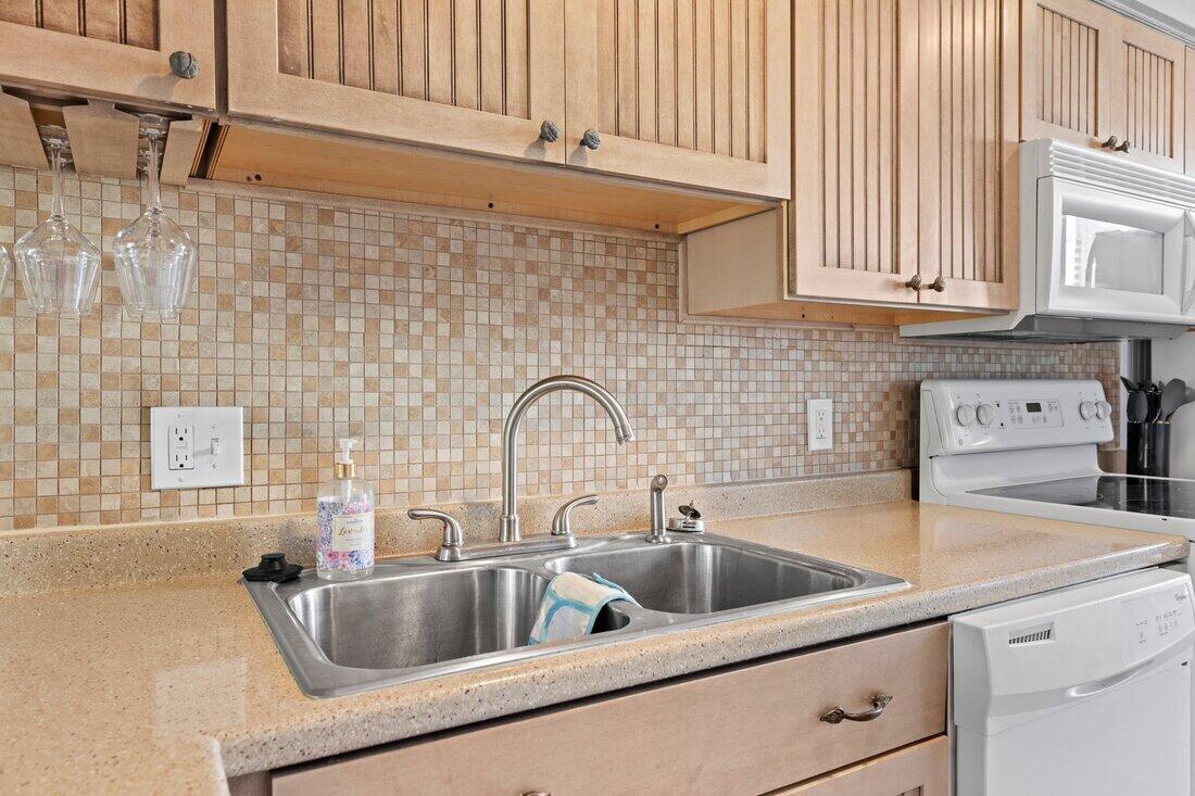 WHISPERING SANDS TOWNHOUSES - Residential