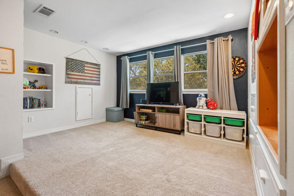 MEADOW WOODS - Residential