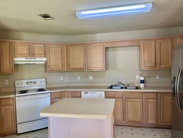 SHADOW LAKES - Residential Lease