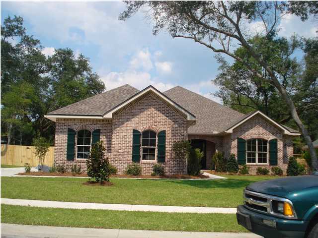 Don't miss this opportunity to live in the beautiful subdivision of Magnolia Woods. Some of the interior features include high ceilings, 8' doorways, tile flooring, stainless steel appliances, crown molding in the main living areas, sprinkler system, full landscaping, and a screened-in porch.