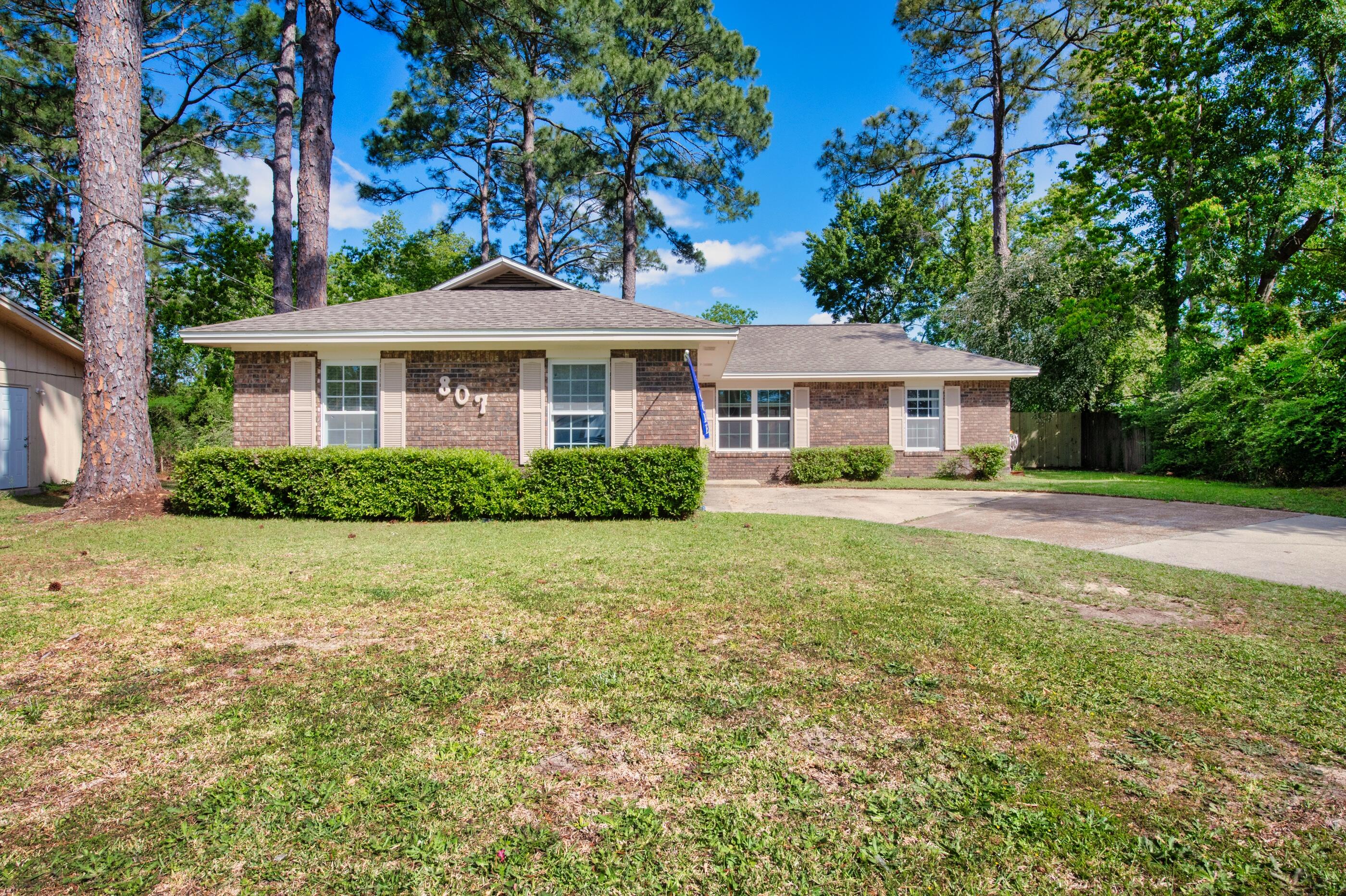 Discover this charming 3-bed, 2-bath Fort Walton Beach home! With 1544 sq ft of bright, airy living space, it offers comfort and style. Enjoy the Florida room and spacious backyard, perfect for relaxation and entertainment. Updates include a 2017 roof, 2020 HVAC, and a 2018 water heater. Conveniently located close to military bases, this well-kept property is a gem. Don't miss out--schedule your showing today!