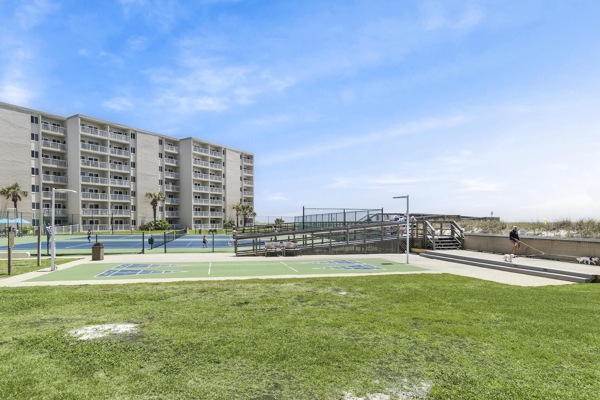 HOLIDAY SURF & RACQUET CLUB - Residential