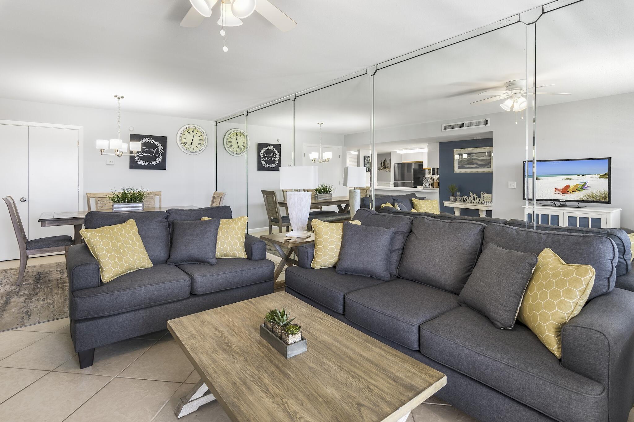 HOLIDAY SURF & RACQUET CLUB - Residential