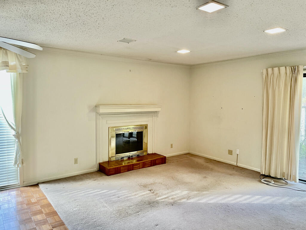 PINE SHORES - Residential