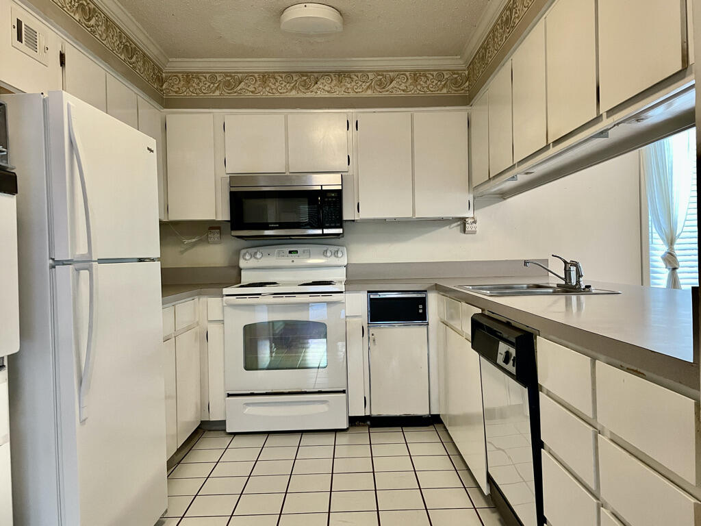 PINE SHORES - Residential