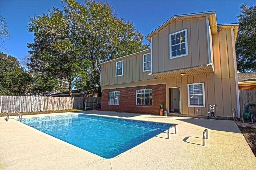 CAROL ANNE MANOR - Residential