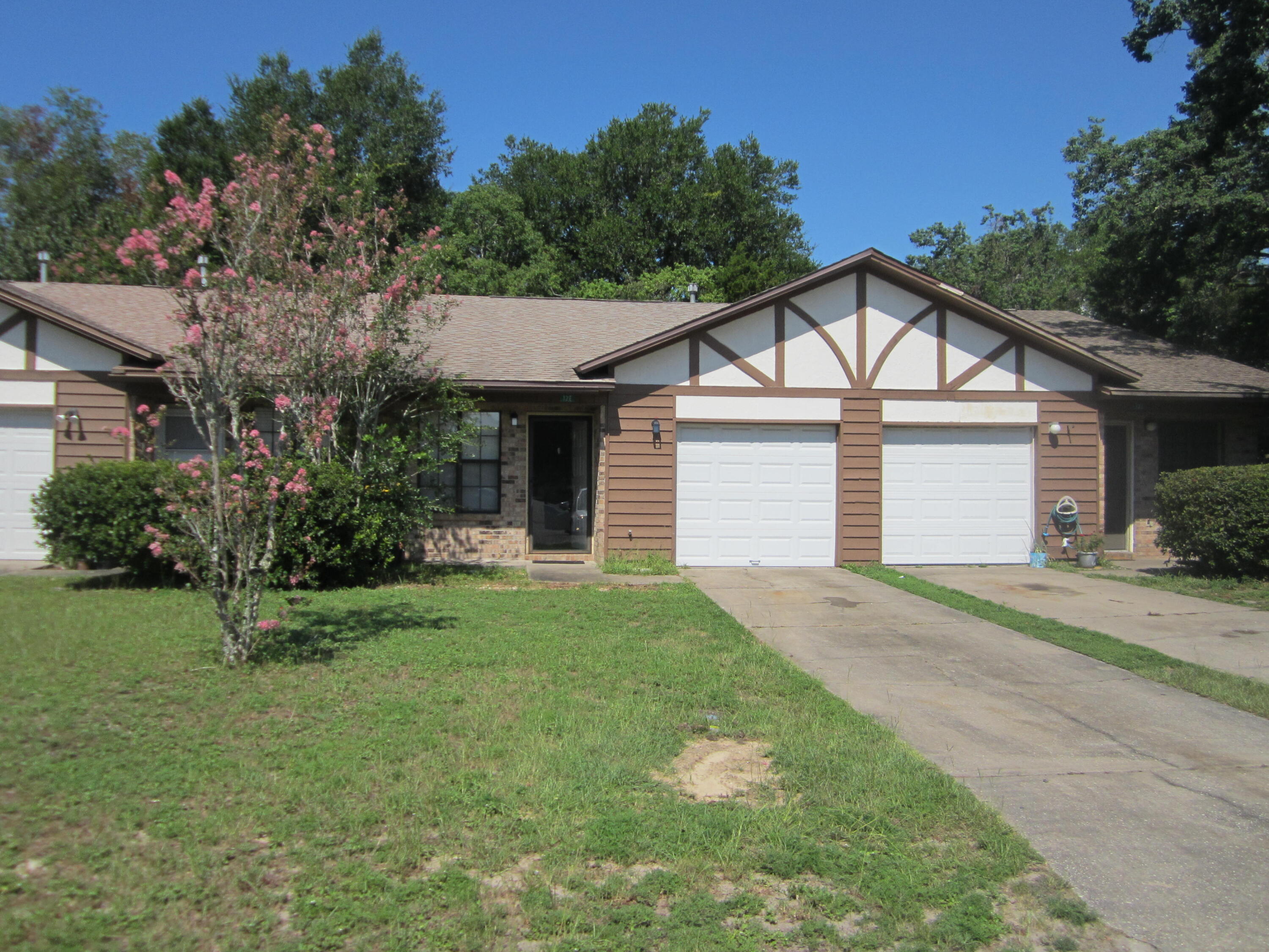 One story unit conveniently located to schools, shopping and beaches. 2 spacious carpeted bedrooms. Tile in all other living areas. One car garage with washer and dryer connections in the garage. The back yard is mostly decked, so not much yard to upkeep in the rear. Call to make an appointment today as it will not last long.
