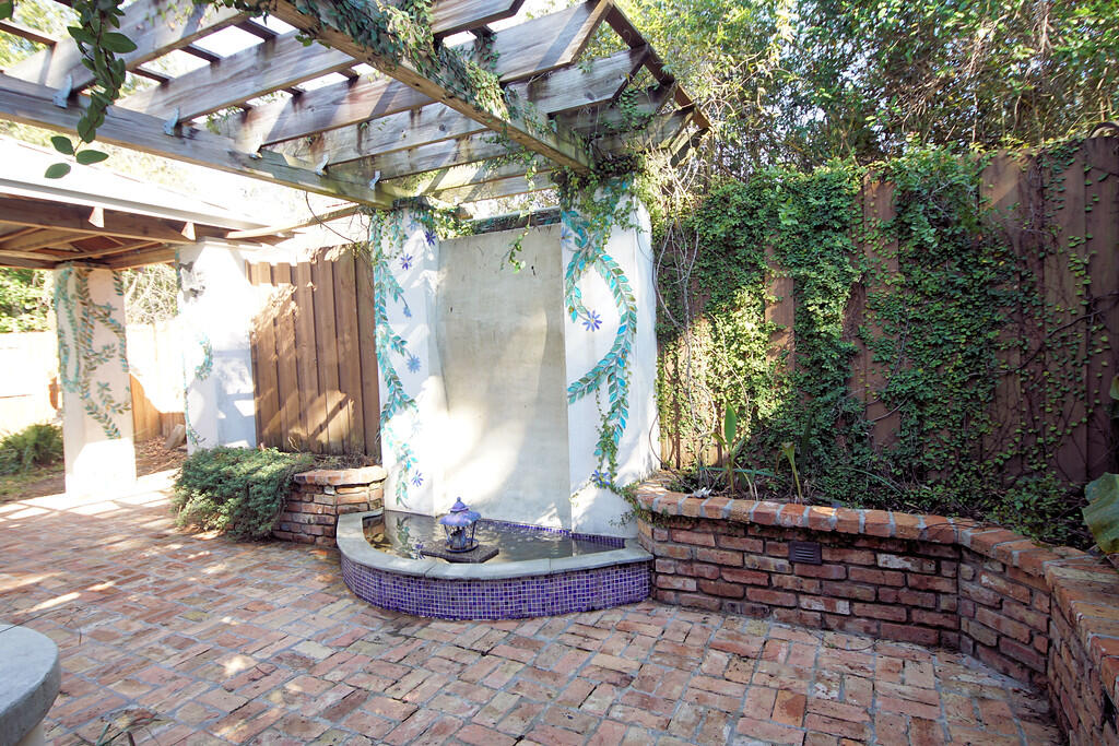 WHISPERING PINES - Residential