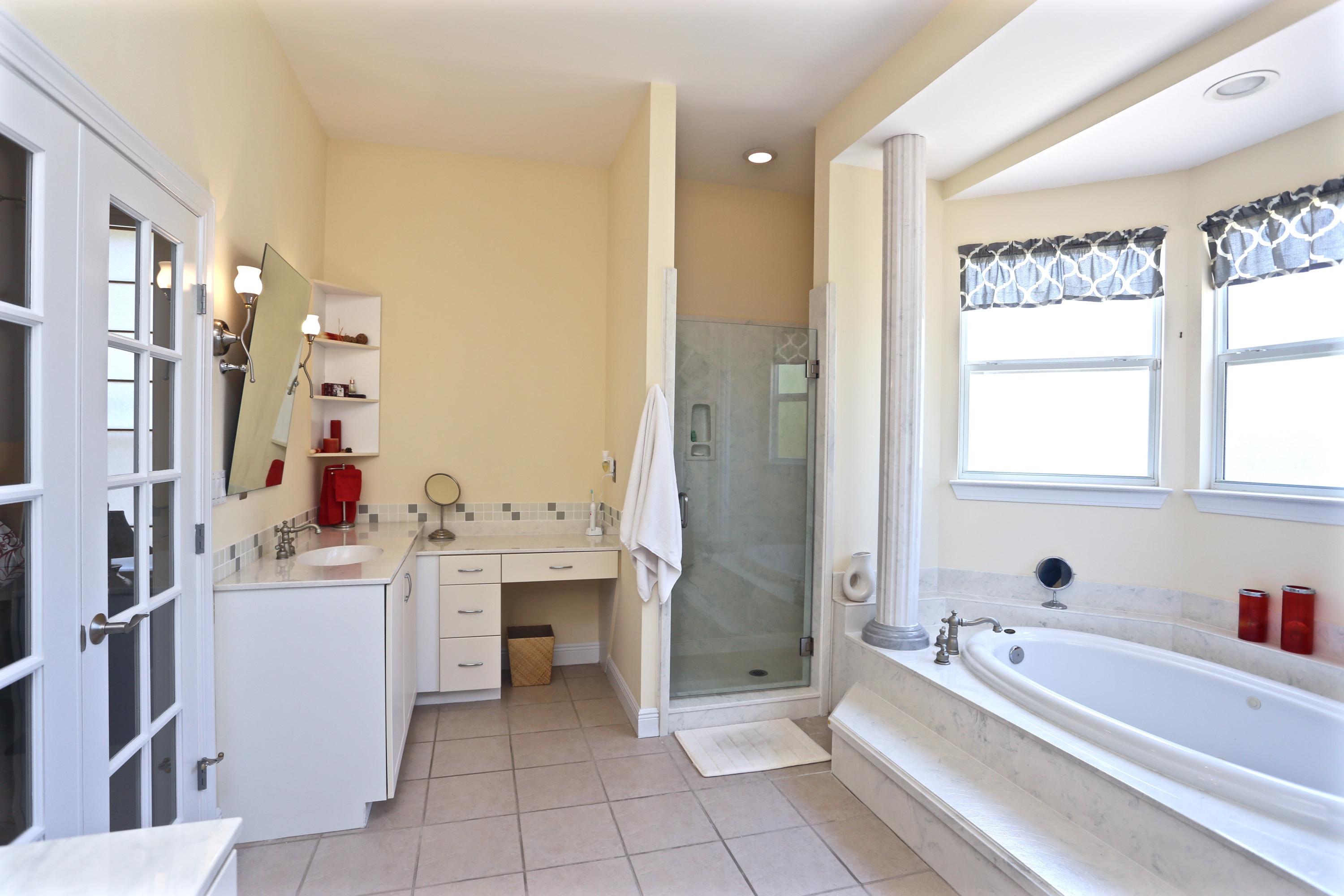 COUNTRY CLUB ESTATES - Residential