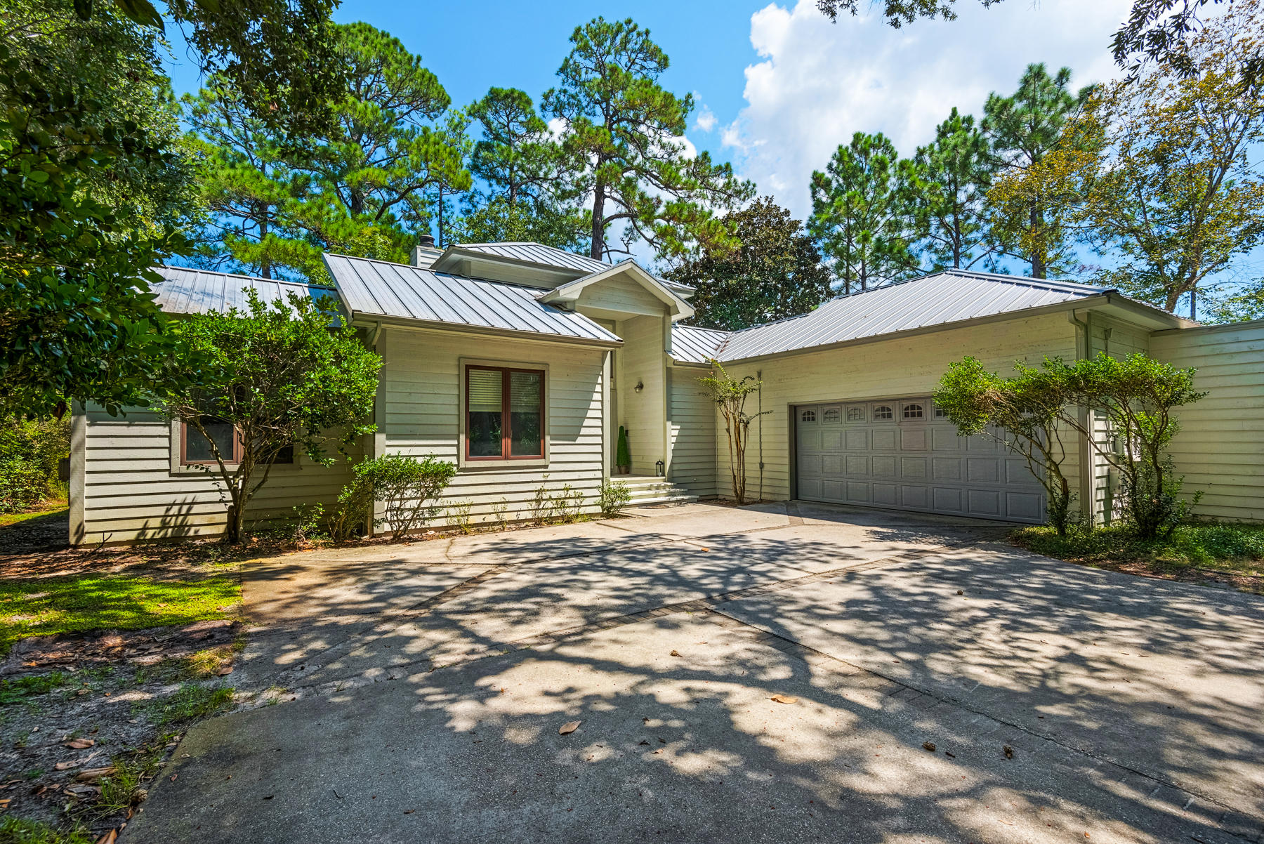 This wonderful, private bayou front house is nestled in amongst tall trees and fan palms, backing directly on the bayou. Offering stunning views of the bayou from the Master Bedroom, Great Room, Dining area, Office and the attached Gazebo sitting area. Follow from your front yard to your private boat dock & lift for a 30 minute relaxing ride to the harbor. The 2nd garage offers plenty of storagespace, workbench and shelving. The main garage has a workbench, hot/cold water and sink with an attic that provides additional space.This large open floor plan was built by Thomas Stoffels (who built the DONUT HOLE and many of the homes on the bayou). Sit on your screend in porch enjoying your morning coffee with views of dolphins and fish jumping in the bayou.