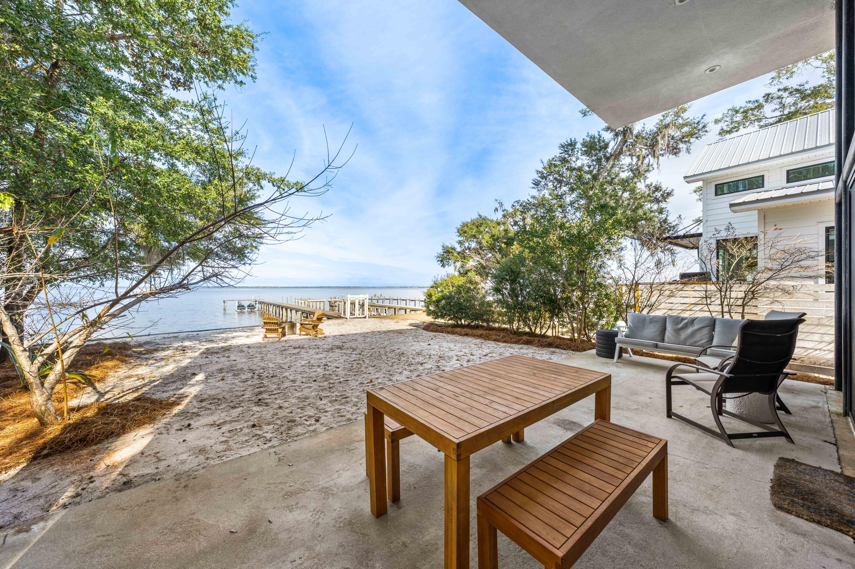 MAGNOLIA BEACH - Residential