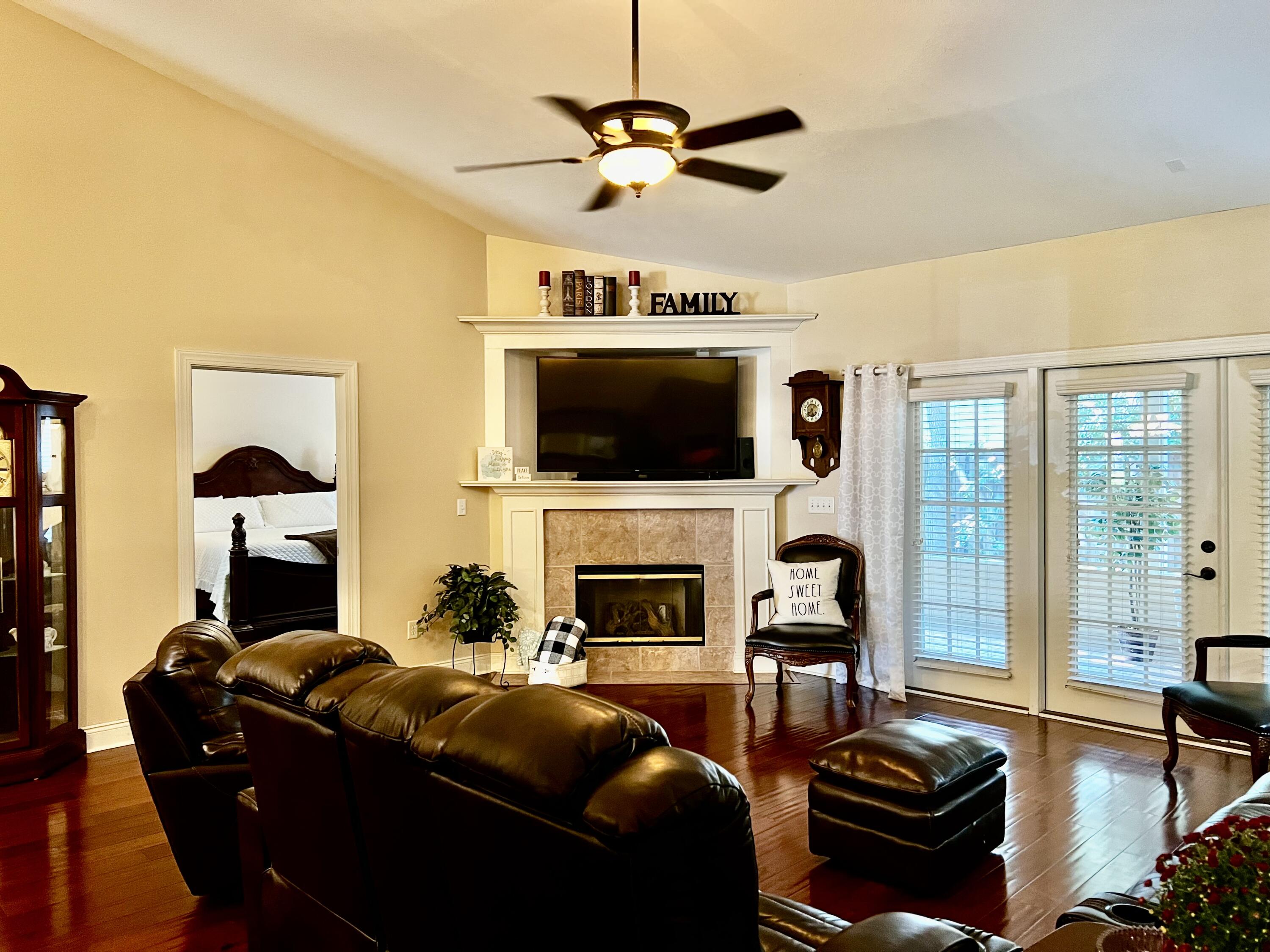 DIAMOND LAKES - Residential