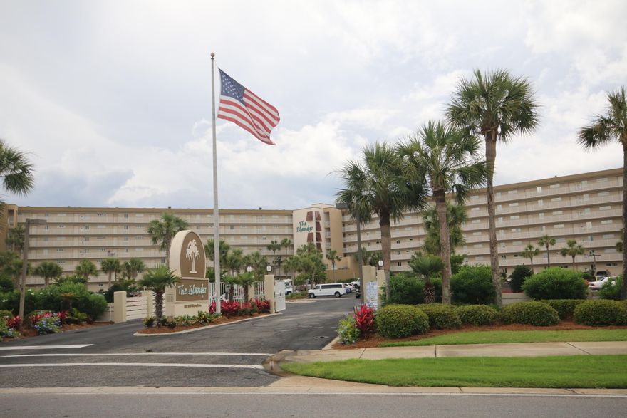 Nicely situated gulf front condo in need of some TLC. This is a great project for the do it yourselfer ! At this price we do not expect it to last long, so book your appointment today. Rental revenues at $15718 for 2015.