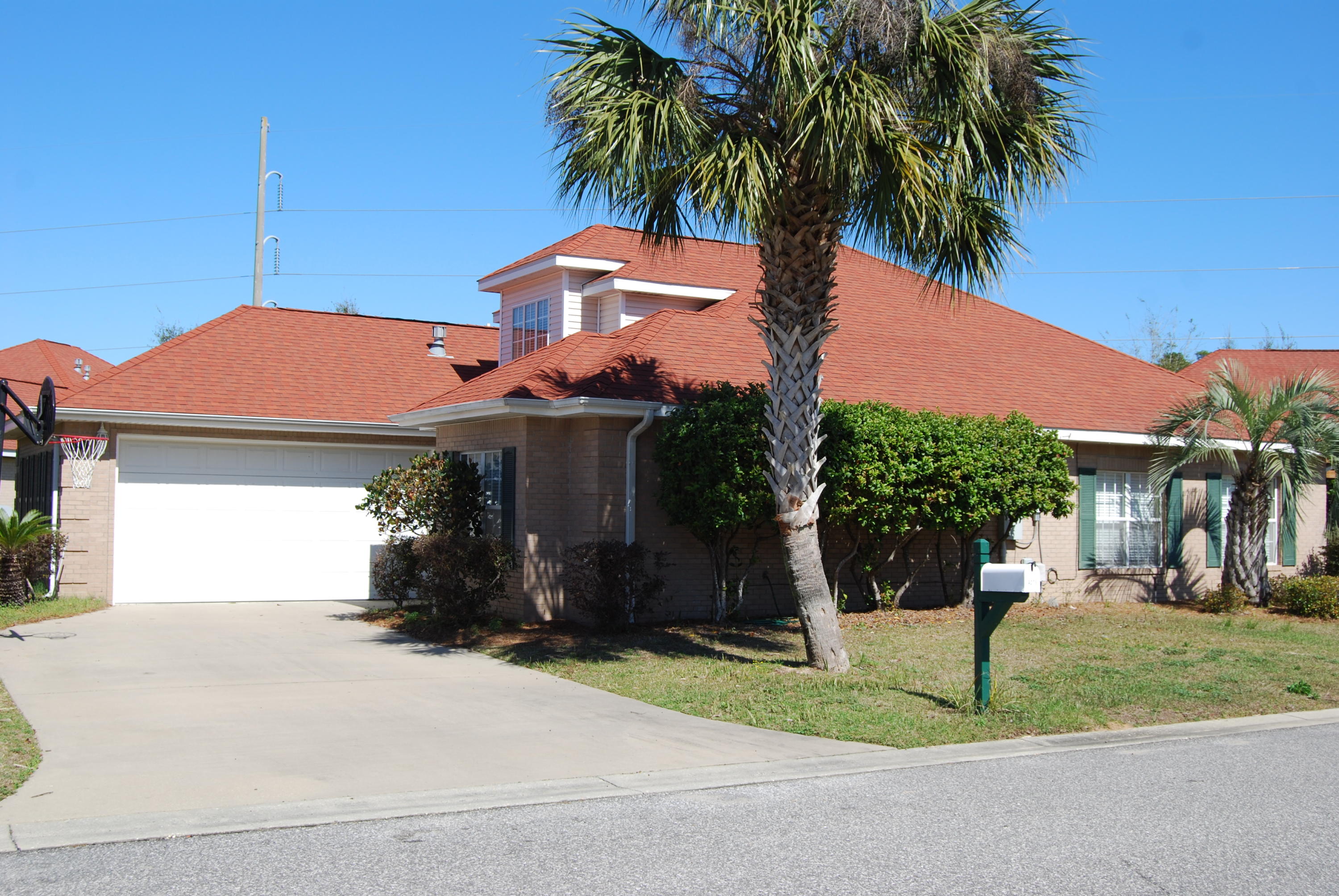 Gated Community for Privacy is where you'll find this attractive family home. Open Floor Plan with split bedrooms, kitchen with lots of cabinet space and Breakfast Bar, all appliances convey, formal dining room, Hardwood Floors, Large Family Room with Fireplace, Crown Molding, Tray/Cofferd ceiling in Master Bedroom, Recessed Lighting, Large Walk in closet, Master bath has double vanities, Jetted Garden Tub plus a separate shower. Additional bedrooms are good sized, an indoor utility room and a spacious 2 car garage. The back yard has plenty of room for a swing and playset. There is a good sized patio for entertaining or just relaxing. Home shows really well and priced to sell quick.