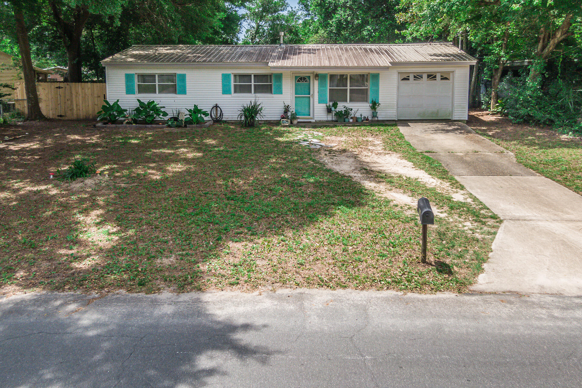 Beautiful 2 bed 1 bath home located in the heart of Fort Walton Beach. This home features a metal roof, newly installed AC (2018), sun room, pool, and an addition on the master featuring an upgraded closet. Big back yard great for entertaining and enjoying the Sunny Florida weather. Call to schedule your showing today. Located 3 min from Choctaw High school, 18 minutes from Eglin, and 23 minutes from Hurlburt.
