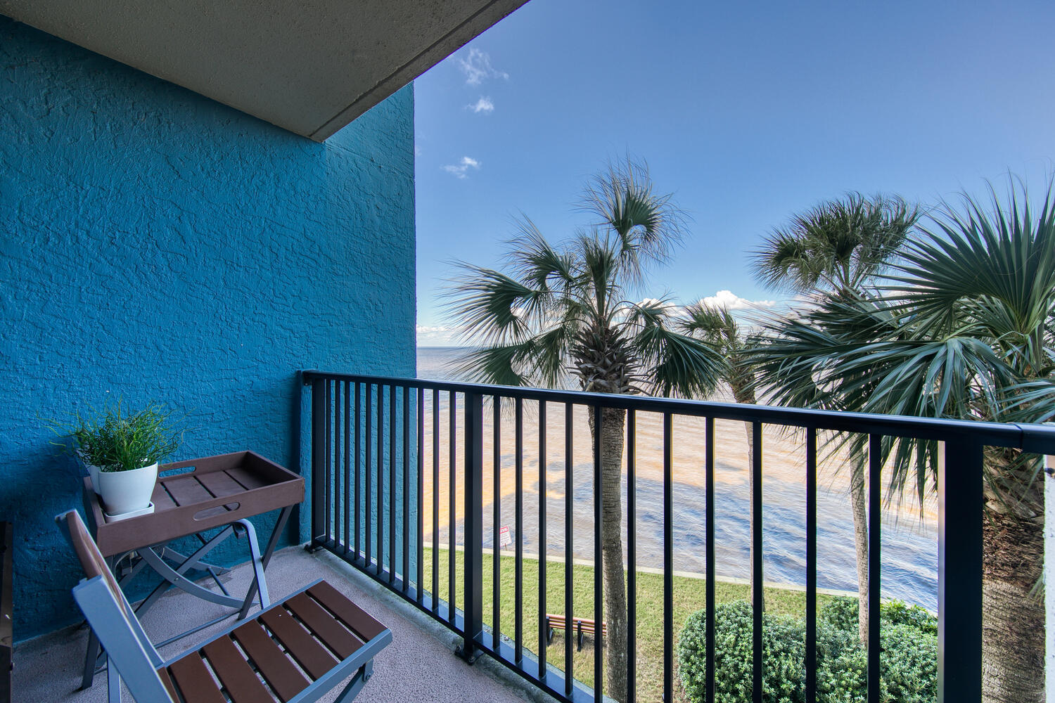 BAY FACING, A rated, 3rd floor studio condo! The Bayside Condo is located directly on Choctawhatchee Bay in the heart of Sandestin Golf and Beach Resort! Bayside is a favorite place to stay for the Linkside conference Center guests and is also adjacent to the Links golf course, the Salon & Day Spa, and the Sandestin fitness center. All utilities are paid for through the association.