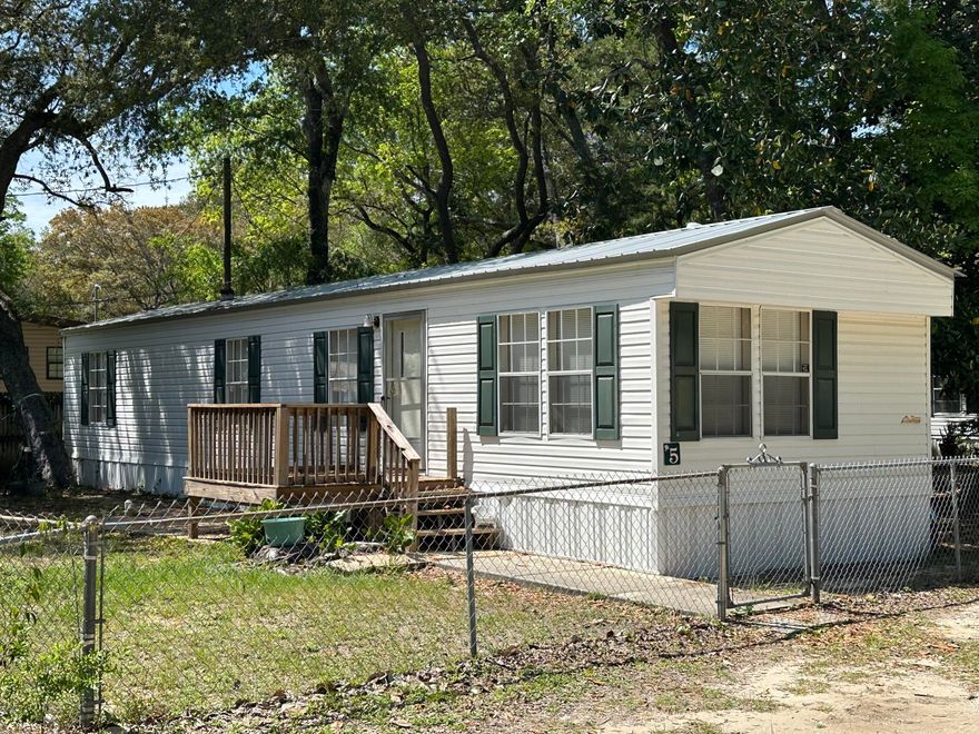 For Rent - Choctaw Beach, FLCharming 2 bedroom, 1 bath home located in a clean, quiet neighborhood just minutes from Niceville and Freeport. Enjoy the convenience of a fenced-in yard for privacy and outdoor relaxation. The home is within walking distance to the bay and close to a county park with plenty of outdoor recreation options.621 Live Oak Street, Choctaw Beach, FL&#128205; Location: Choctaw Beach, FL&#128719; 2 Bedrooms | &#128705; 1 Bathroom&#127795; Fenced-in yard&#128694;&#8205;&#9794;&#65039; Walk to the bay&#127794; Near county park&#128178; Rent: $100/month