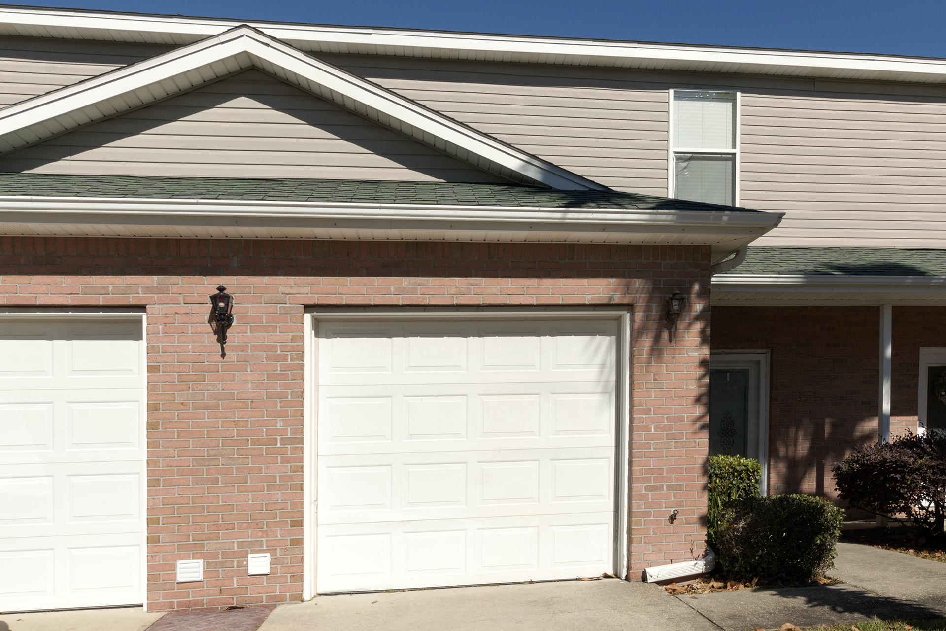 This 3BR/2.5BA 1,452 SF Town Home is Centrally Located in Destin with a One Car Garage Features Community Pool, White Appliances, Tile and Carpeted Floors. Close to Shopping , Dining and Entertainment of Destin. This is Perfect for a First Home!!!
