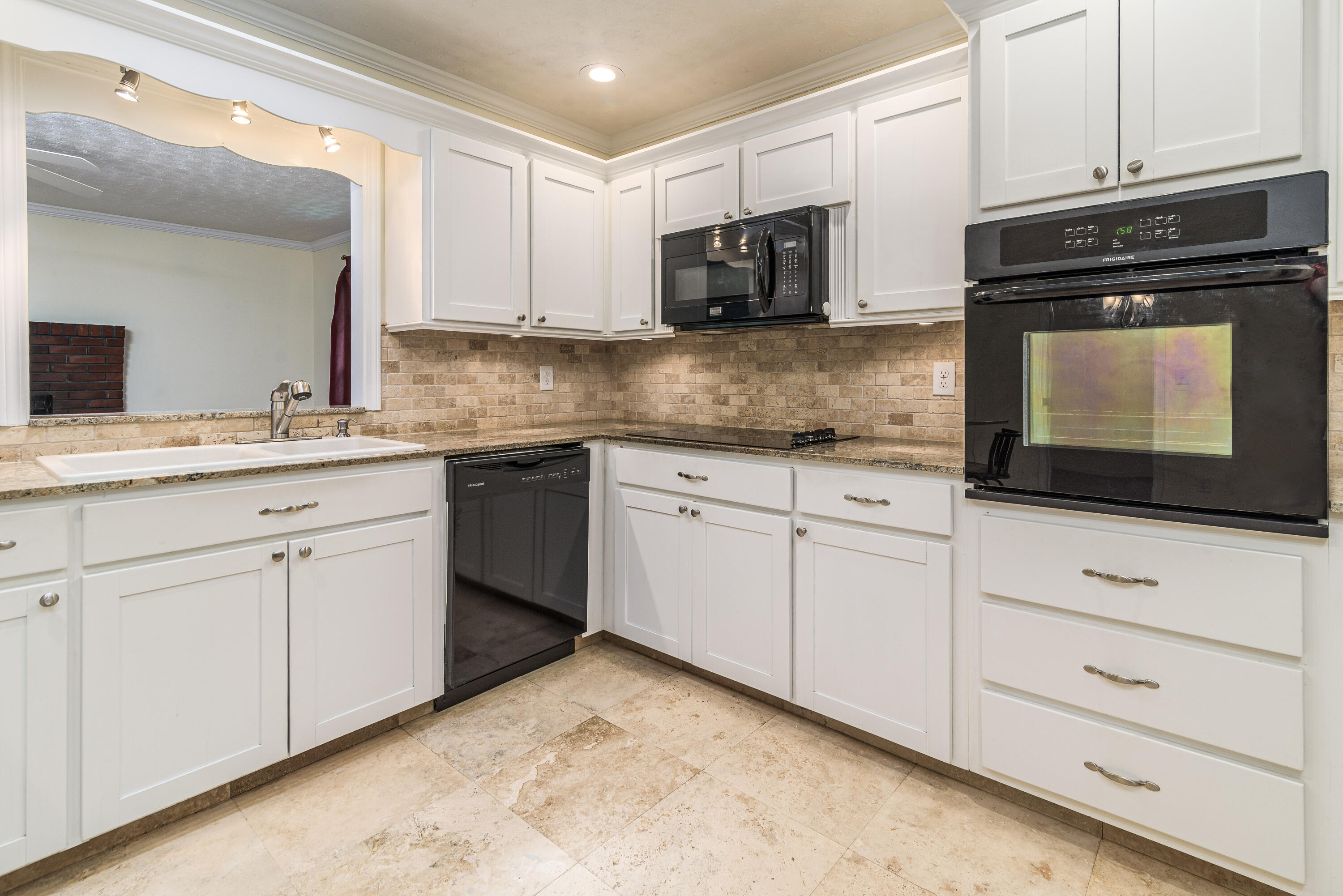 COUNTRY CLUB ESTATES 1ST ADDN - Residential