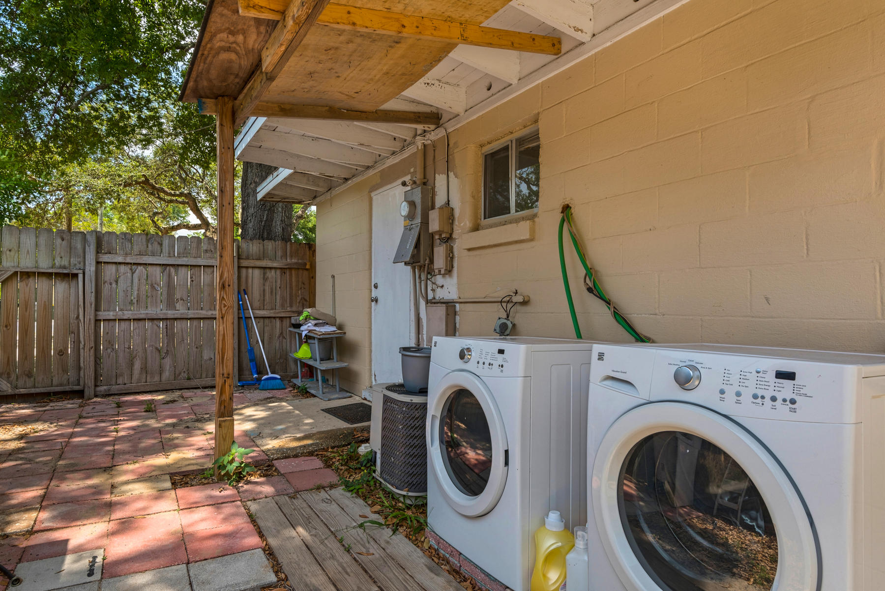 PINEHURST S/D LOT 15 BLK 1 EX E33 FT - Residential