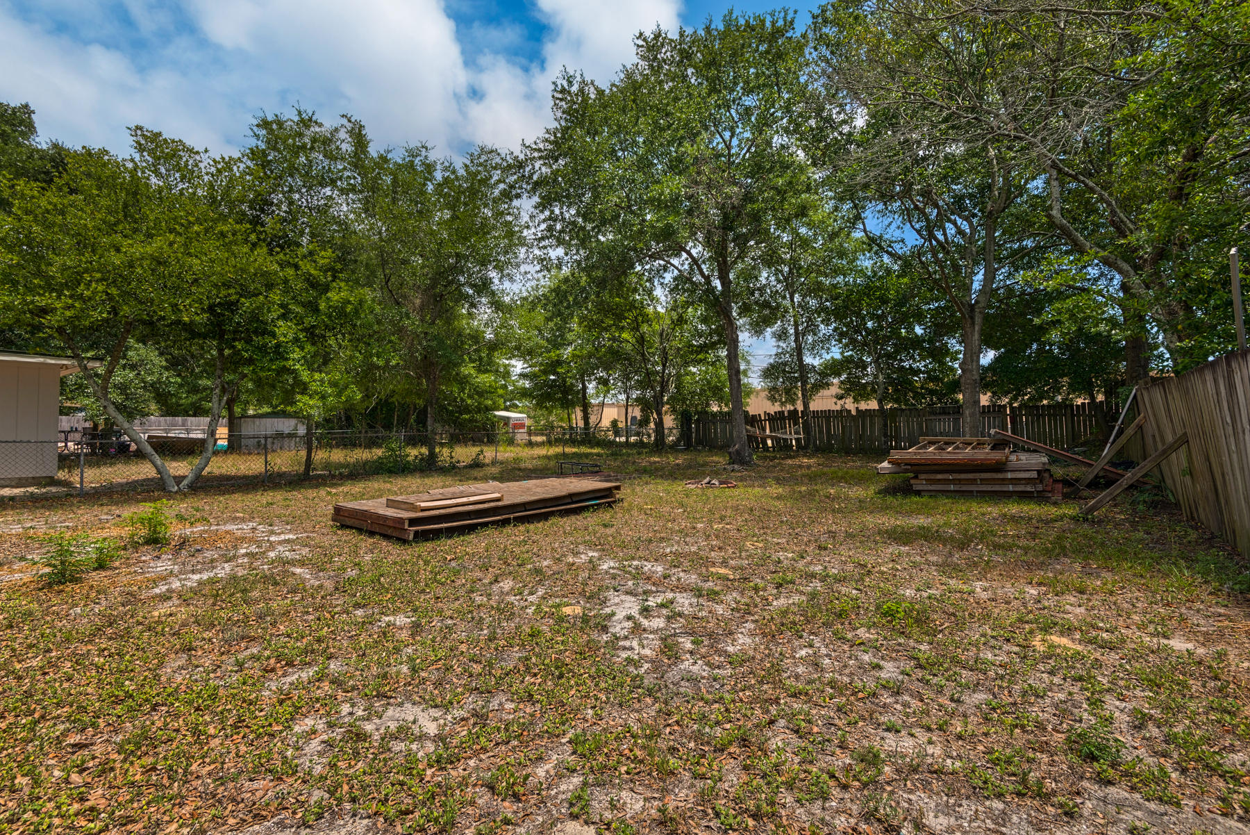 PINEHURST S/D LOT 15 BLK 1 EX E33 FT - Residential