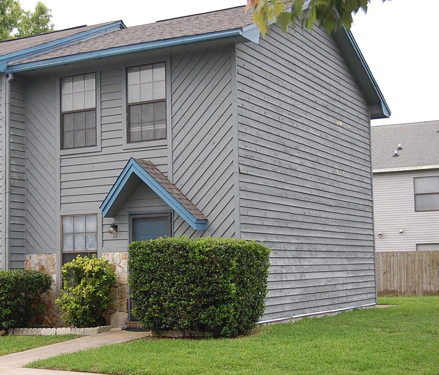 SPACIOUS END UNIT WITH BRAND NEW CARPET, Washer & Dryer included!! TOWNHOME WITH OPEN BACK PATIO; FRENCH DOORS OFF DINING AREA; ALL TILE FLOORS DOWNSTAIRS. BEAUTIFUL IN-GROUND POOL AT COMPLEX FOR USE BY ALL RESIDENTS. LOCATED OFF GREEN ACRES BLVD, CLOSE TO BACK GATE OF HURLBURT AFB. CALL FOR APPOINTMENT. SMALL DOG NOT LARGER THAN 25 LBS OR CAT ALLOWED WITH NON-REF PET FEE. AVAILABLE MARCH 15.