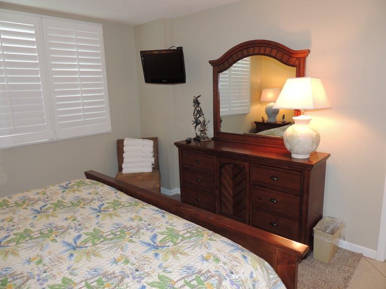 ISLANDER CONDO - Residential