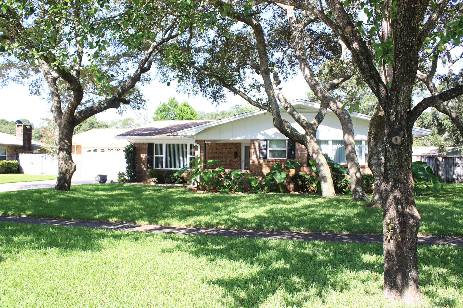 COUNTRY CLUB ESTATES 1ST ADDN - Residential