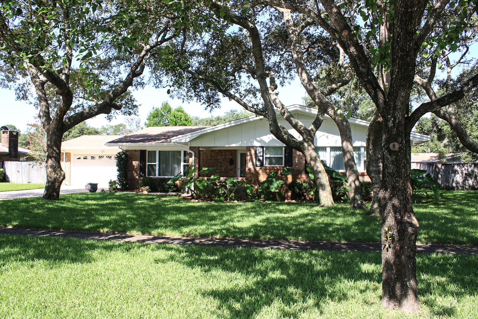 COUNTRY CLUB ESTATES 1ST ADDN - Residential