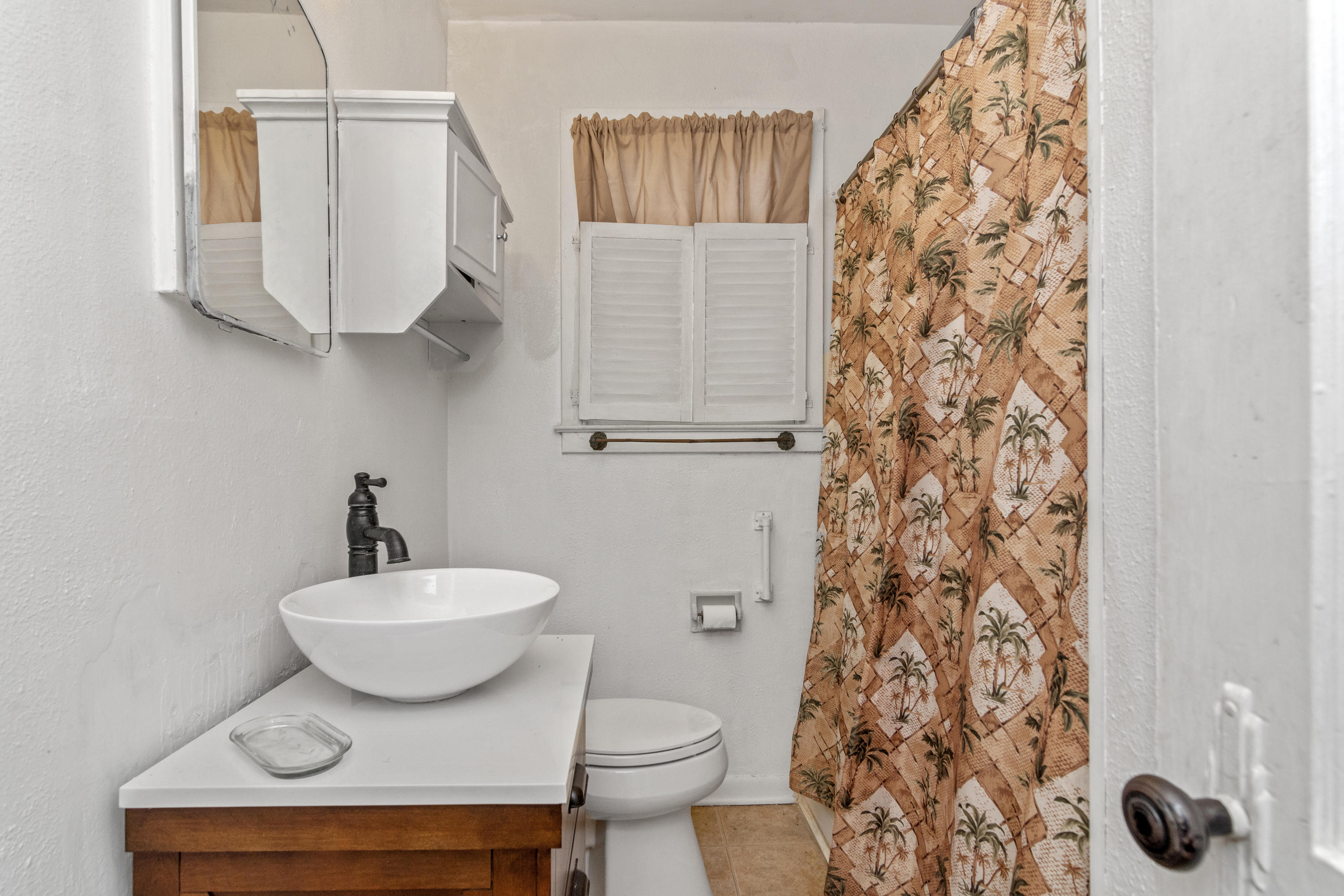 SHALIMAR S/D W PART OF LOT 1 BLK 4 DES AS COM SE COR LOT 1 - Residential