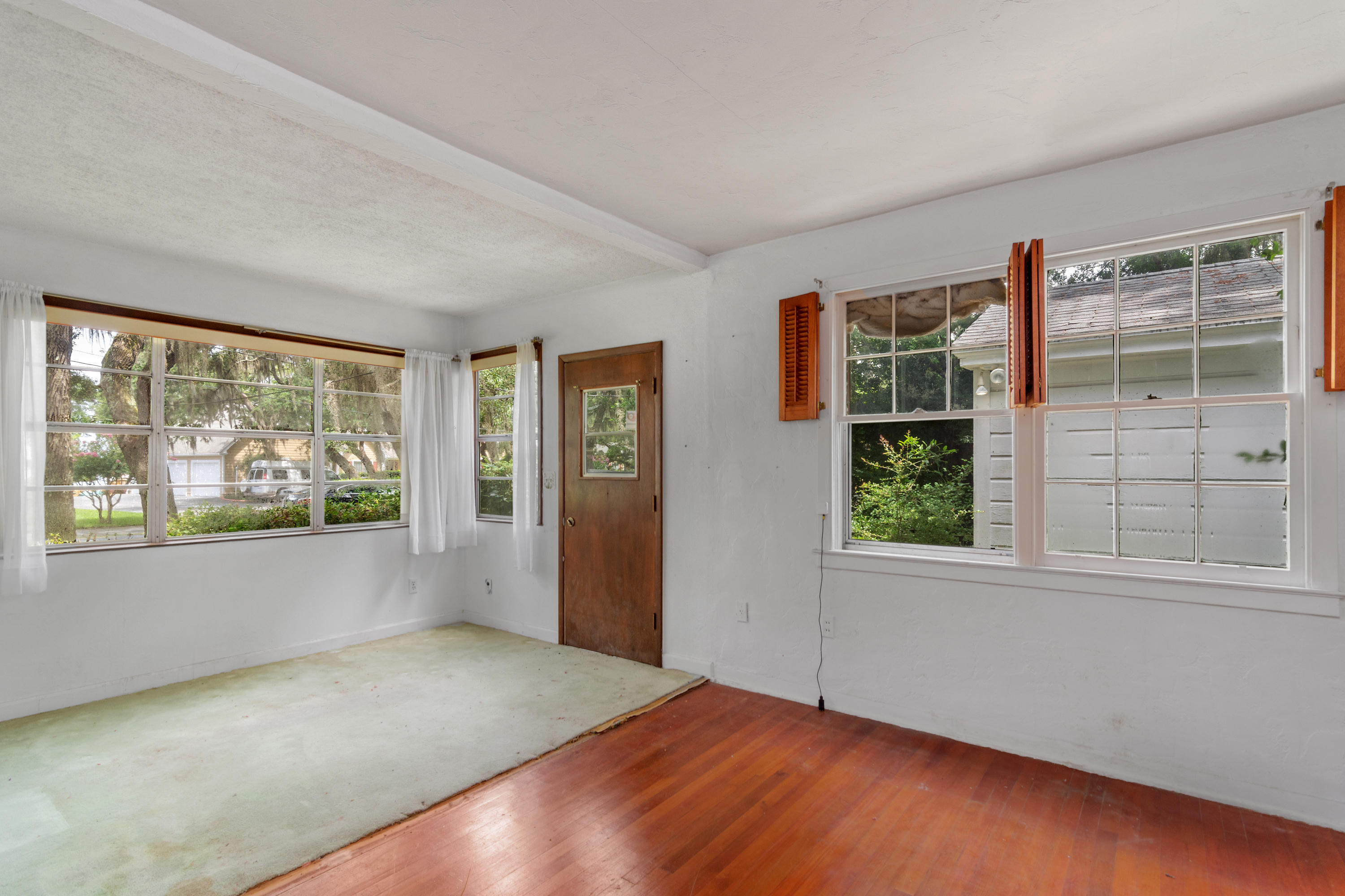 SHALIMAR S/D W PART OF LOT 1 BLK 4 DES AS COM SE COR LOT 1 - Residential