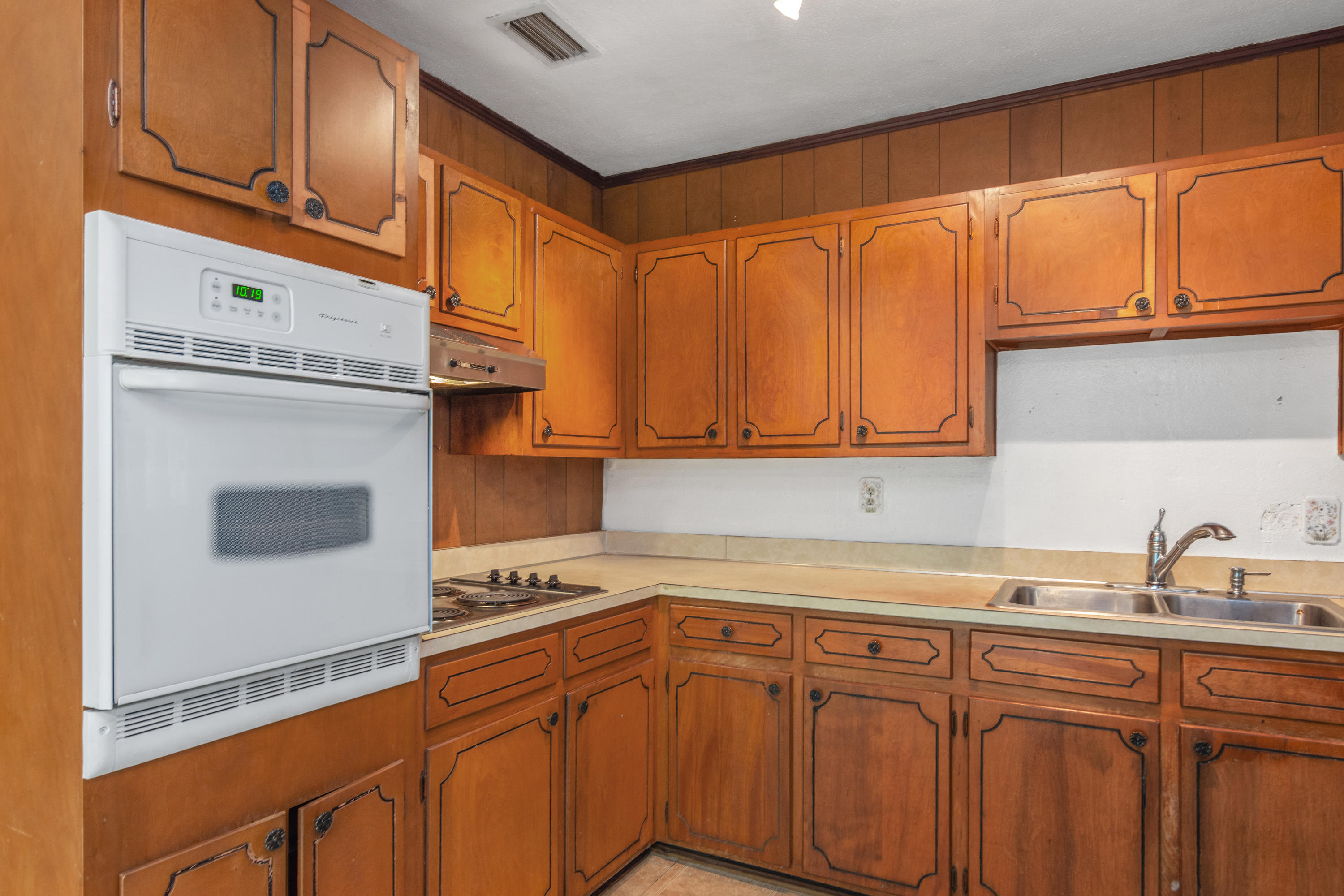 SHALIMAR S/D W PART OF LOT 1 BLK 4 DES AS COM SE COR LOT 1 - Residential