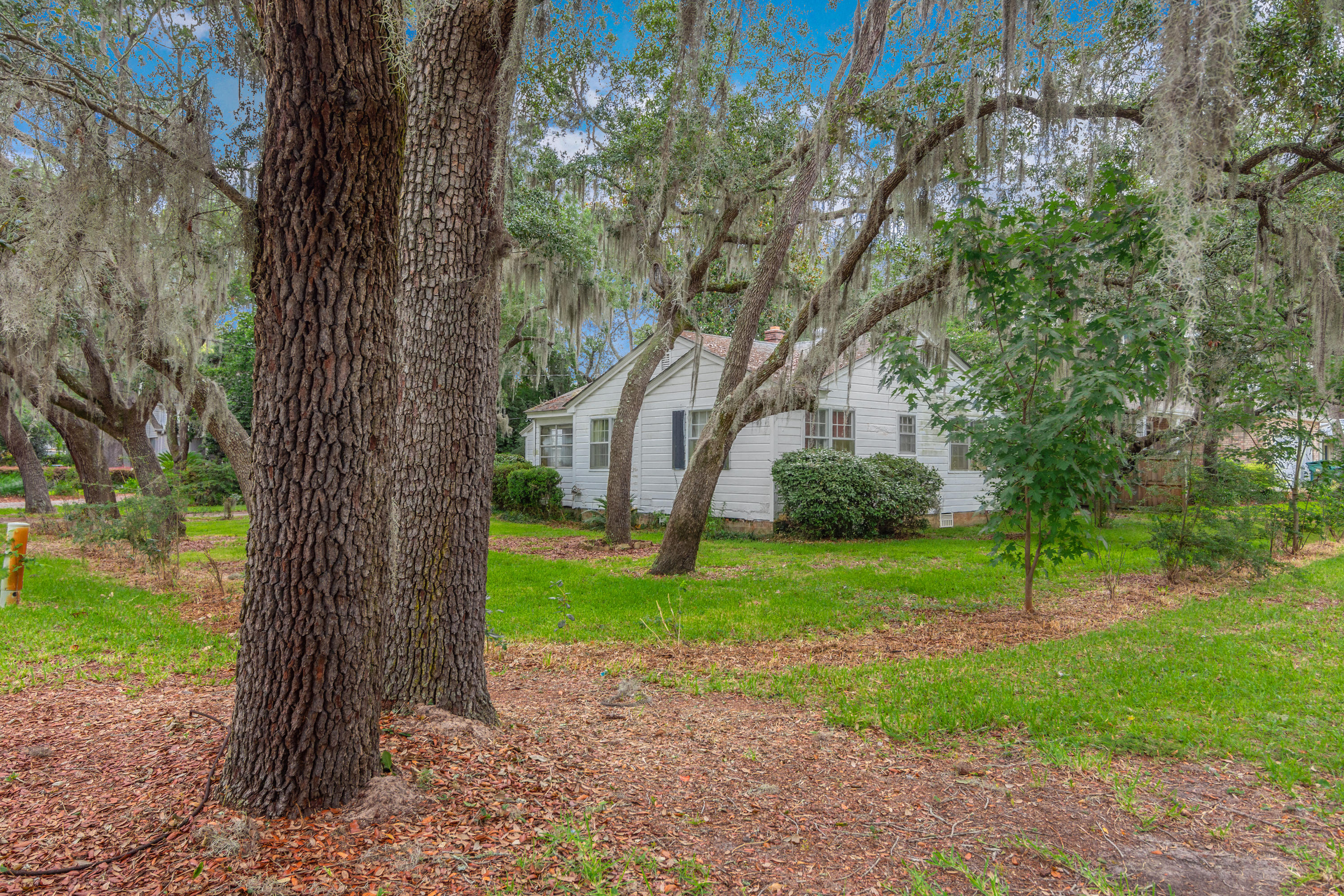 SHALIMAR S/D W PART OF LOT 1 BLK 4 DES AS COM SE COR LOT 1 - Residential