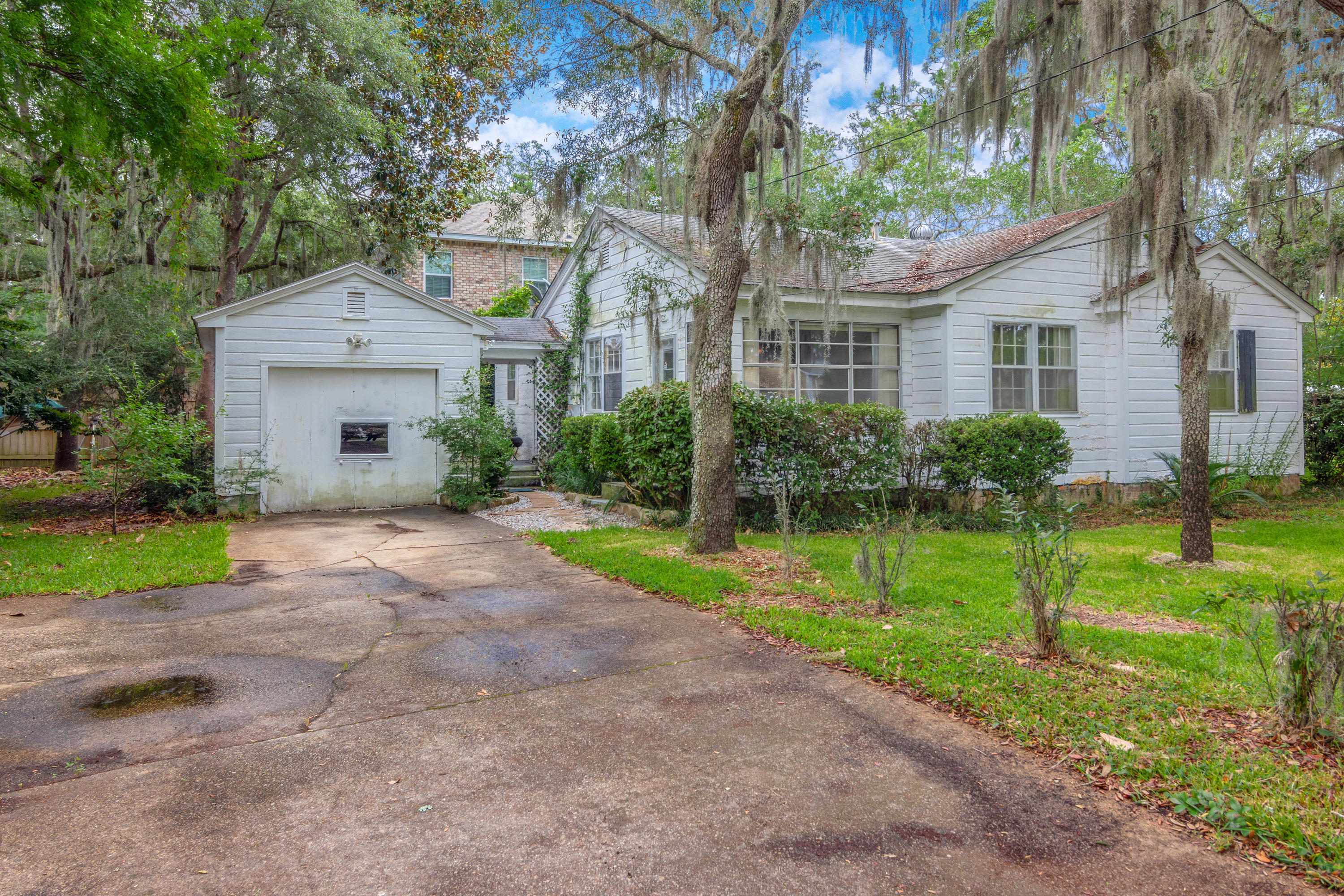 SHALIMAR S/D W PART OF LOT 1 BLK 4 DES AS COM SE COR LOT 1 - Residential