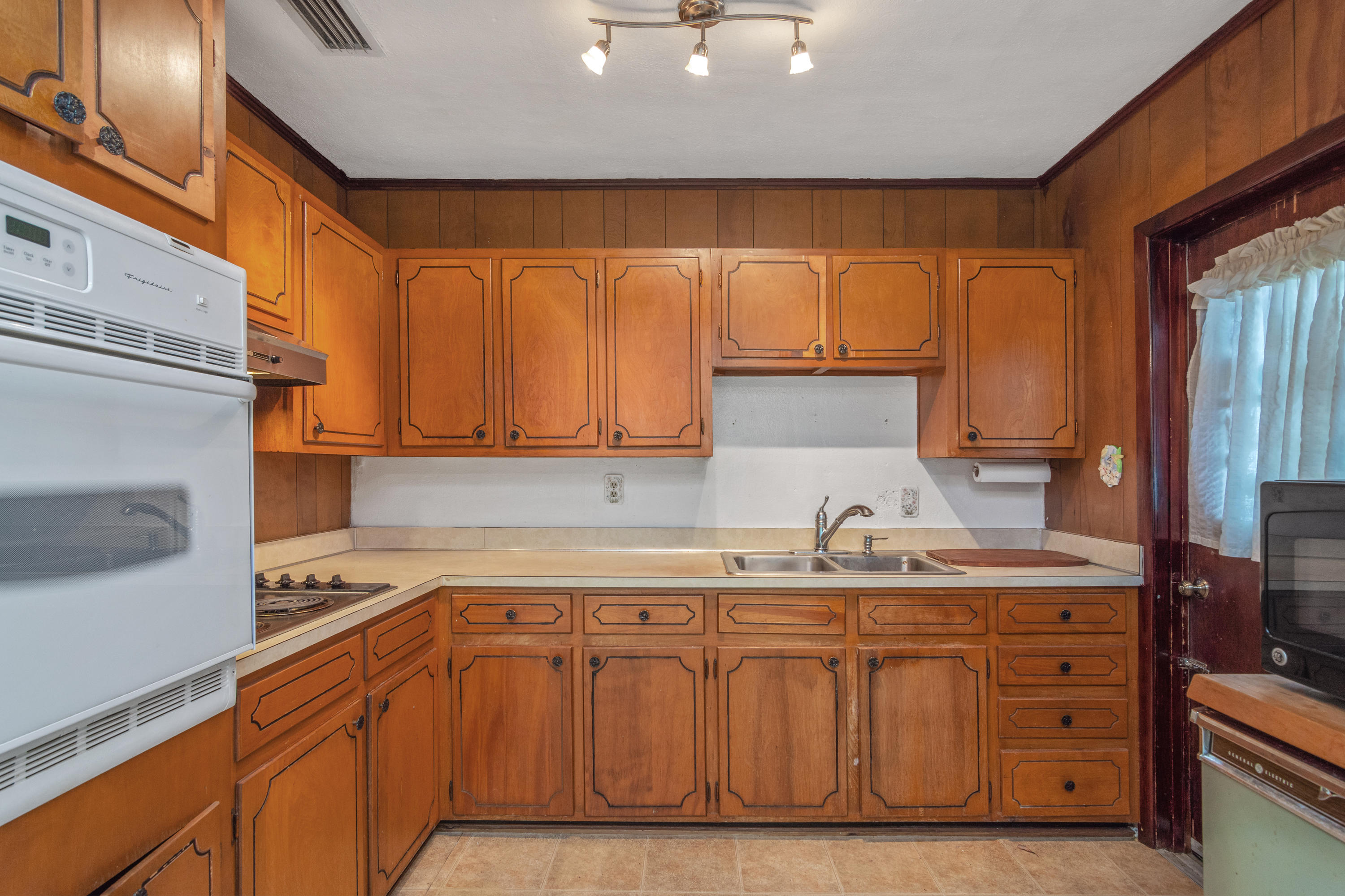 SHALIMAR S/D W PART OF LOT 1 BLK 4 DES AS COM SE COR LOT 1 - Residential