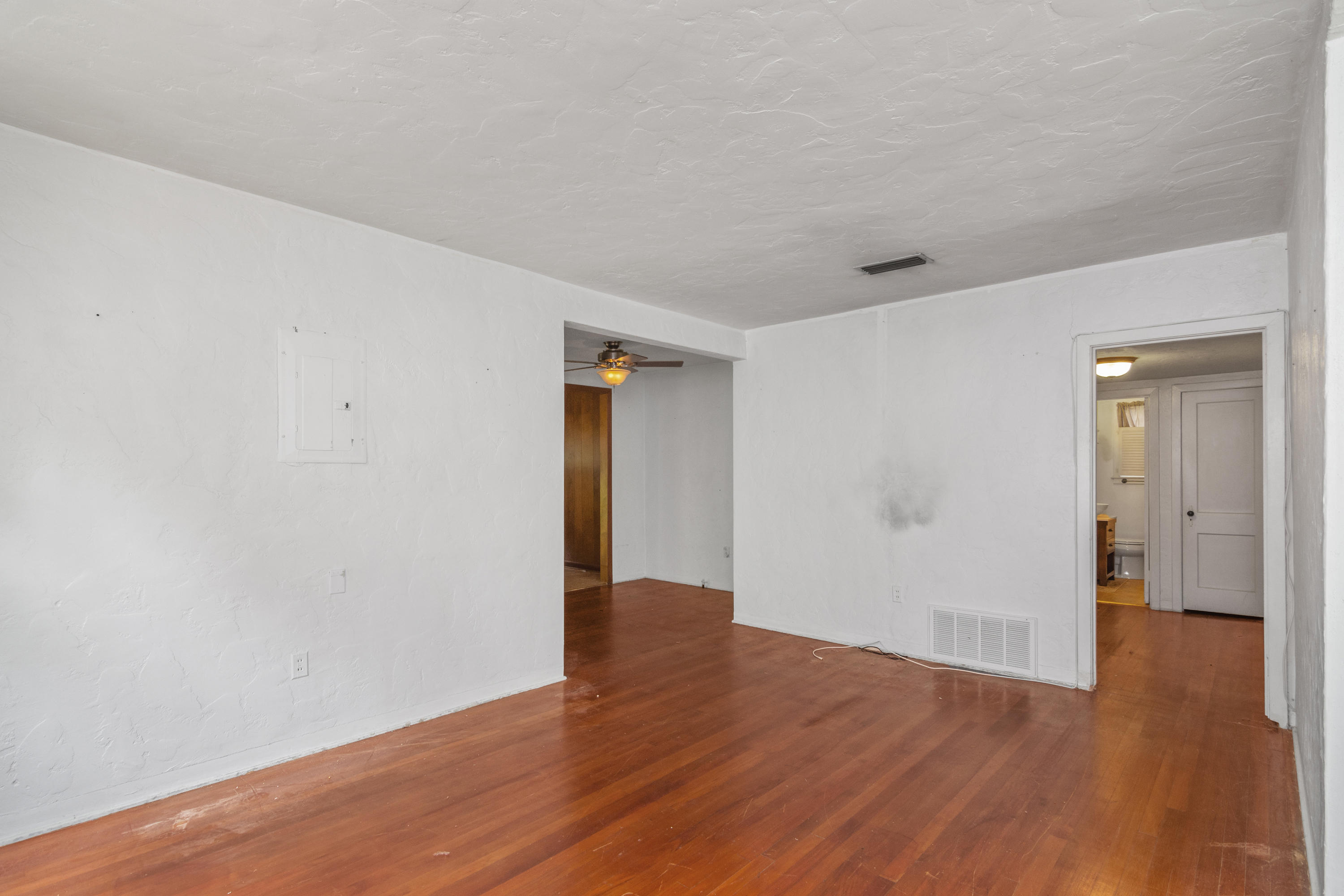 SHALIMAR S/D W PART OF LOT 1 BLK 4 DES AS COM SE COR LOT 1 - Residential