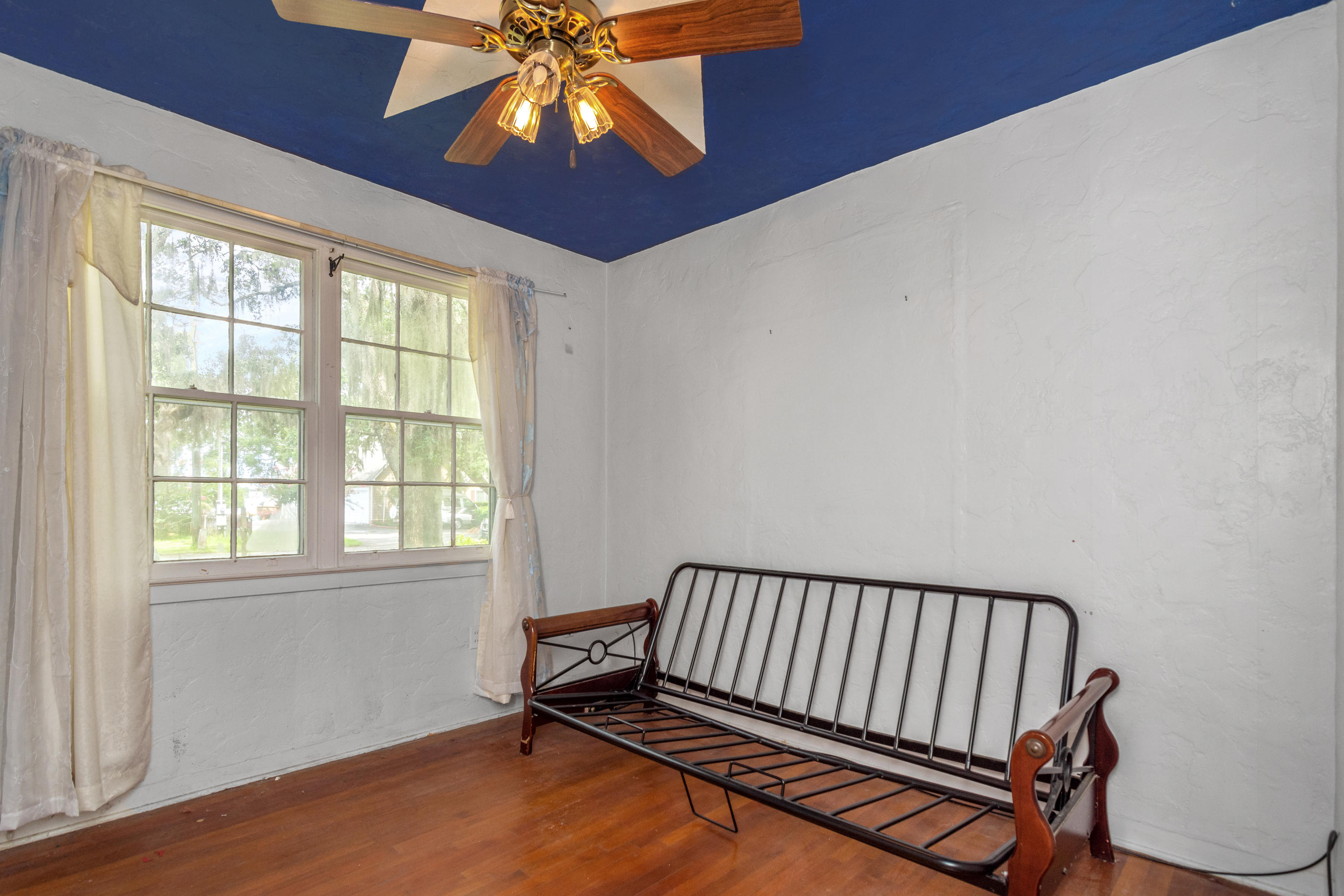 SHALIMAR S/D W PART OF LOT 1 BLK 4 DES AS COM SE COR LOT 1 - Residential